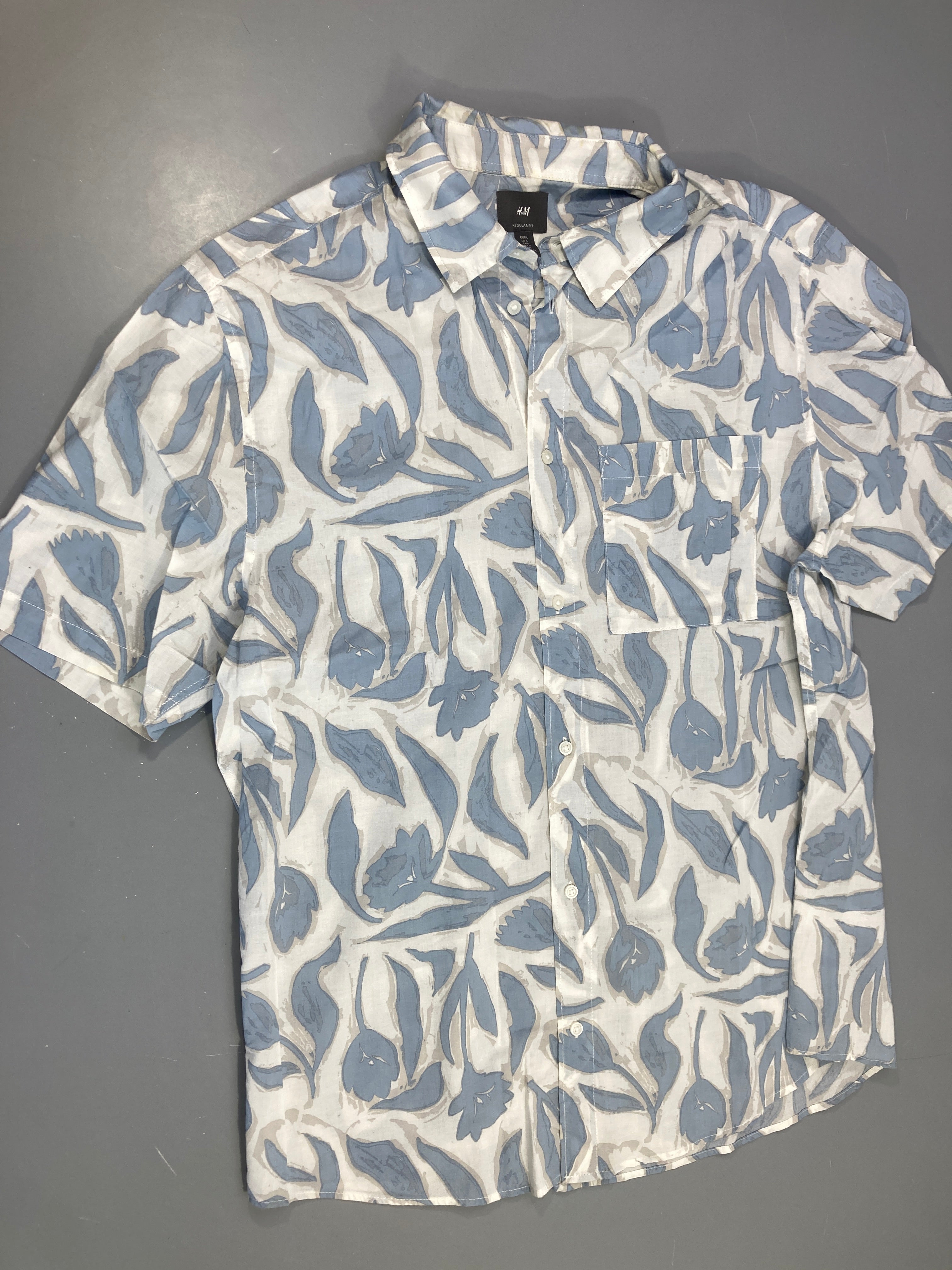Chemise m.c blanche fleurie bleu clair