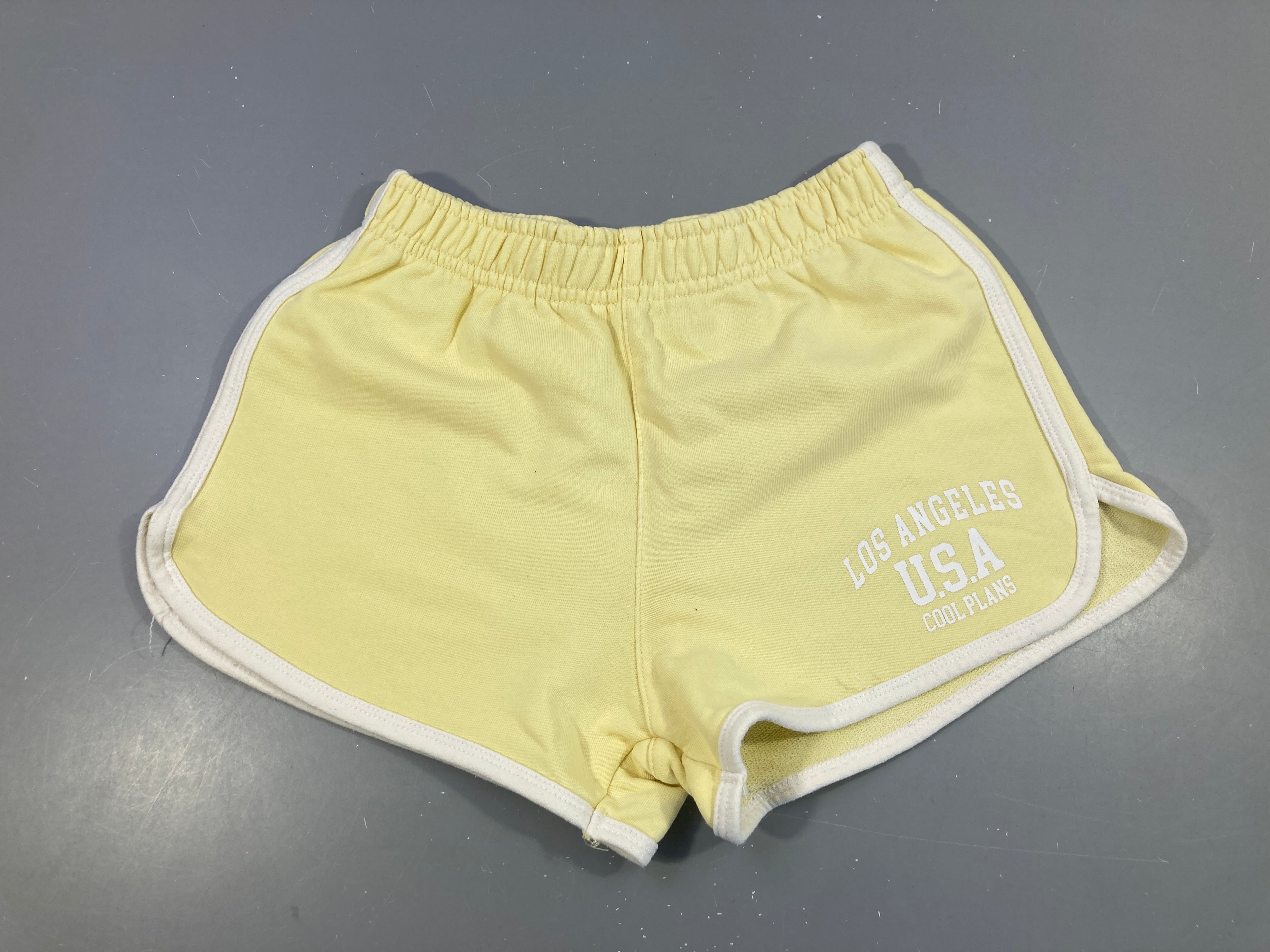Short molleton jaune bord blanc