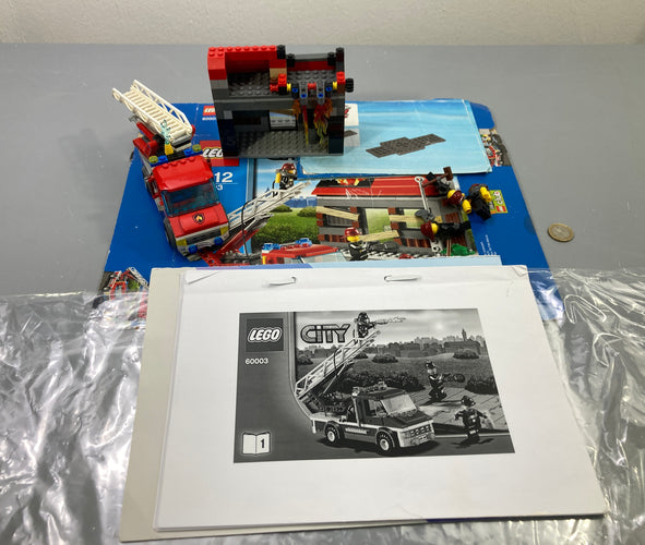 Lego City 60003 camion de pompiers échelle et maison en feu, figurines, notice copie Vendu en l'état tel que sur la photo, moins cher chez Petit Kiwi