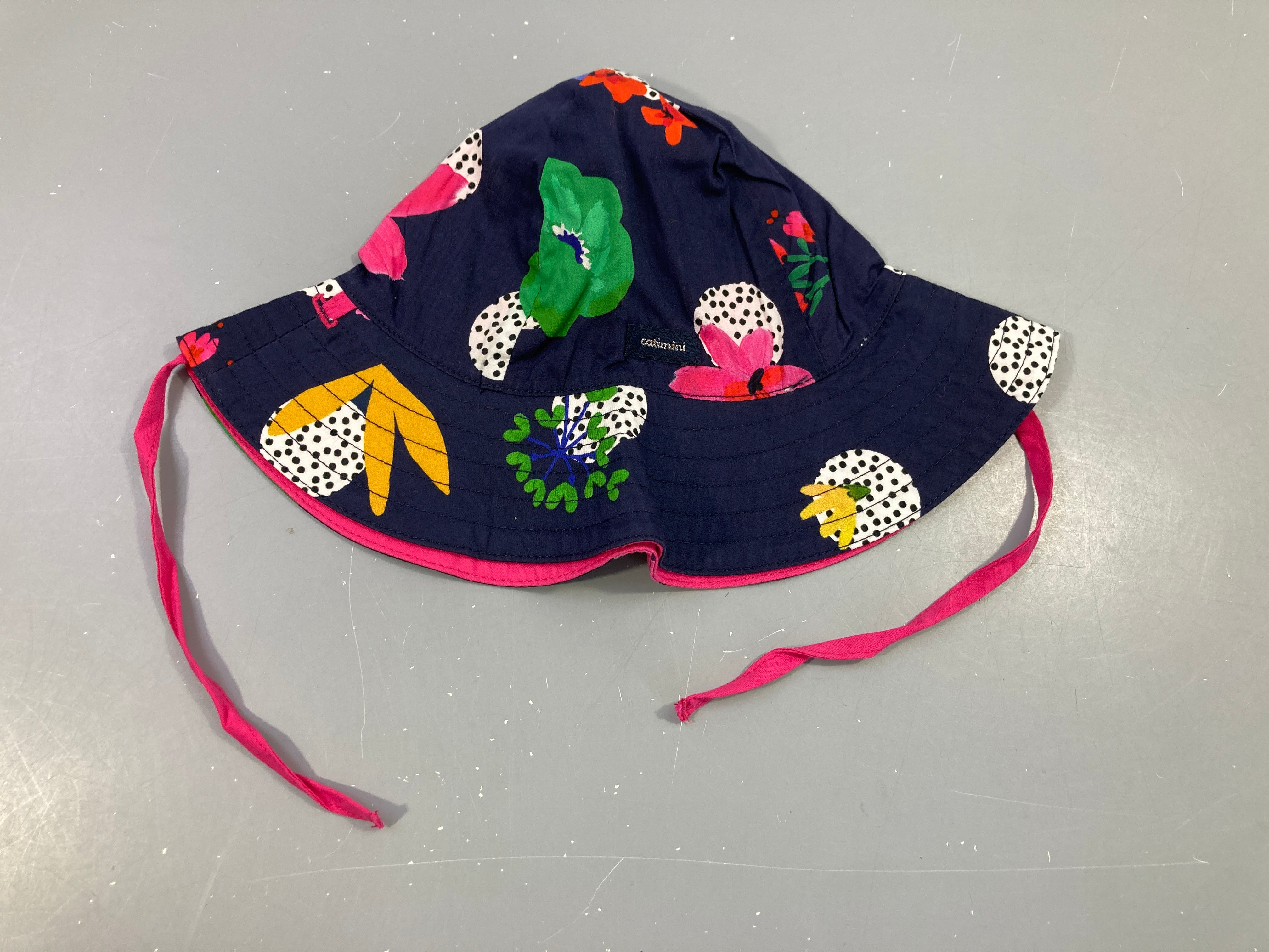 Chapeau bleu foncé fleurs 46cm