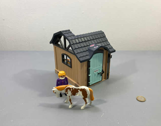 Box d'écurie  avec cavalière et cheval pie marron blanc Bonnie, moins cher chez Petit Kiwi