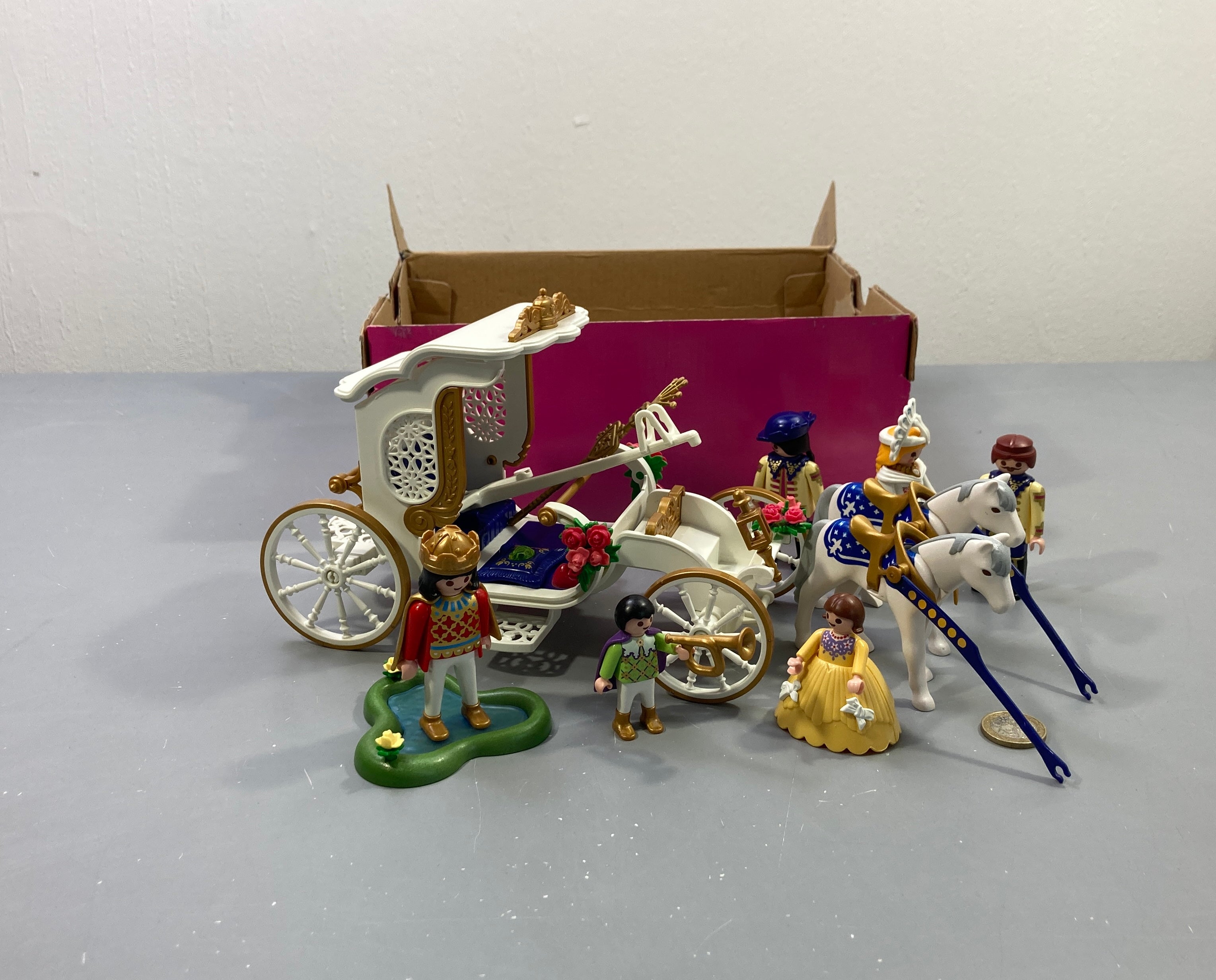 Calèche royale blanche et or, 2 chevaux, roi, princesse et personnages, avec boîte