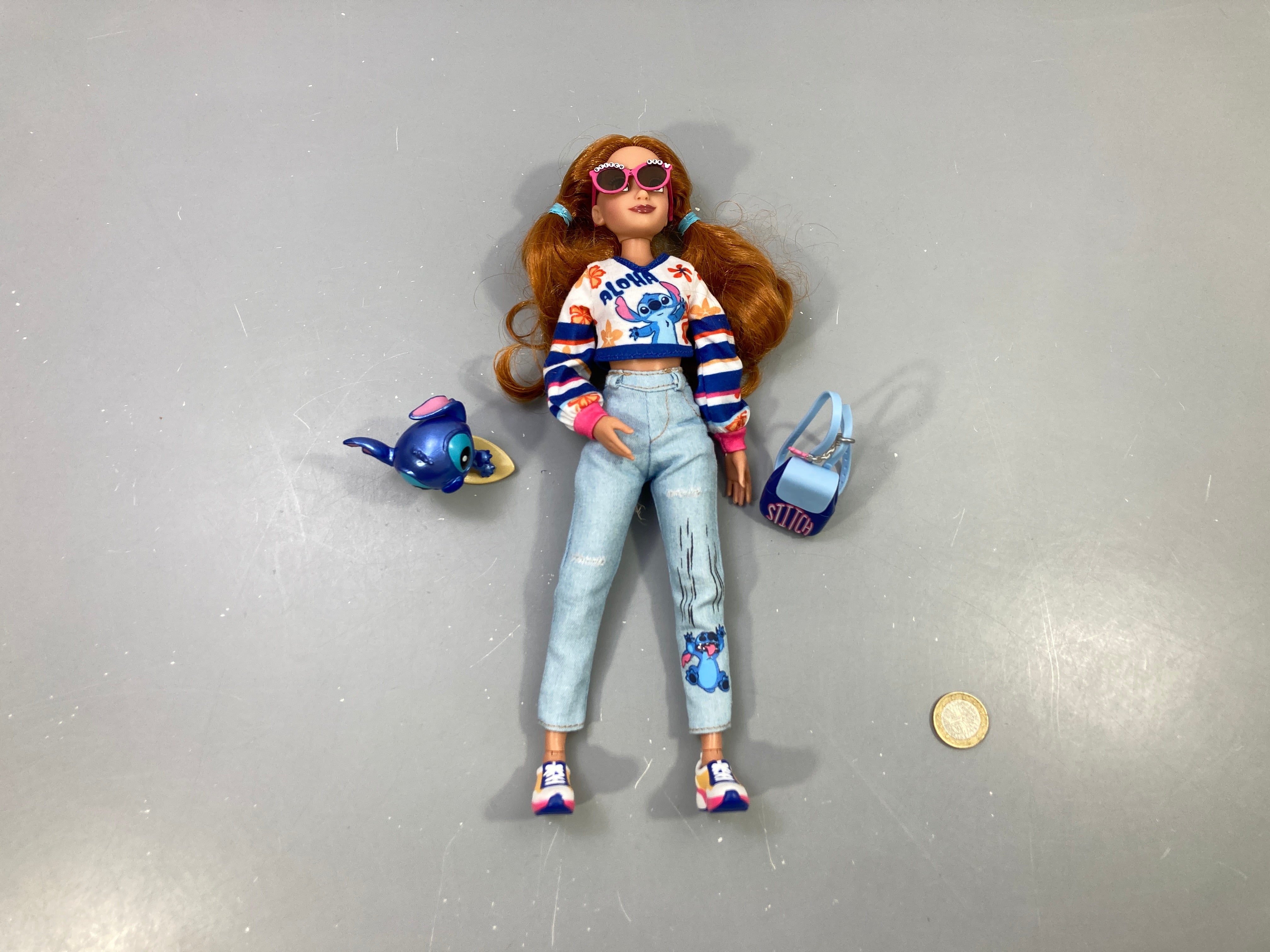 Poupée rousse tenue Stitch, lunettes, sac et figurine Stitch
