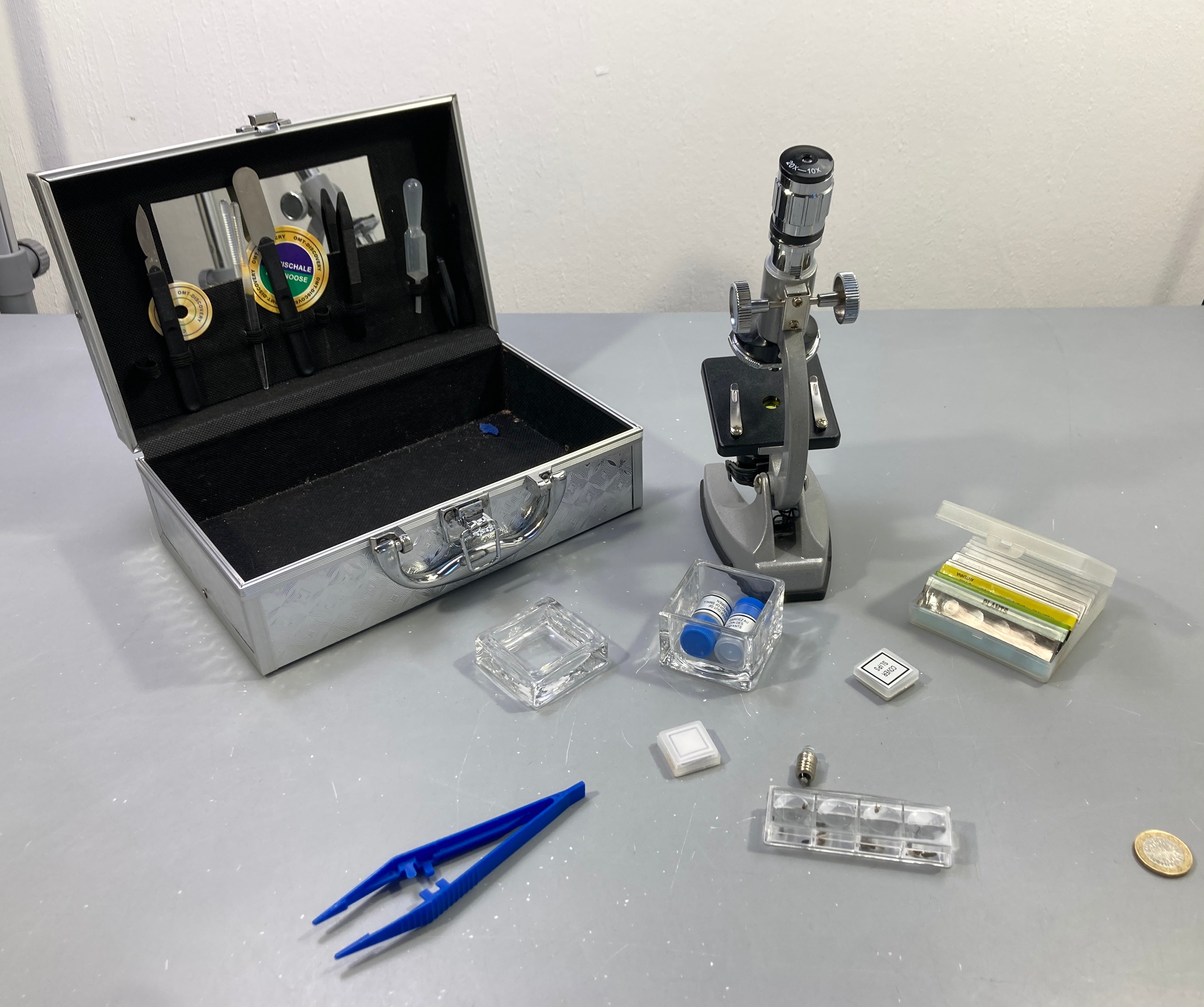 Kit microscope 10x-20x gris, mallette alu, pinces, scalpels, lames, flacons, ampoule à teste, OMT-Discoverayé