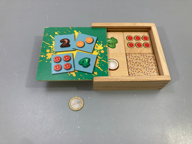 Jeu d'association chiffres et fruits en bois, boîte bois couvercle coulissant vert, moins cher chez Petit Kiwi
