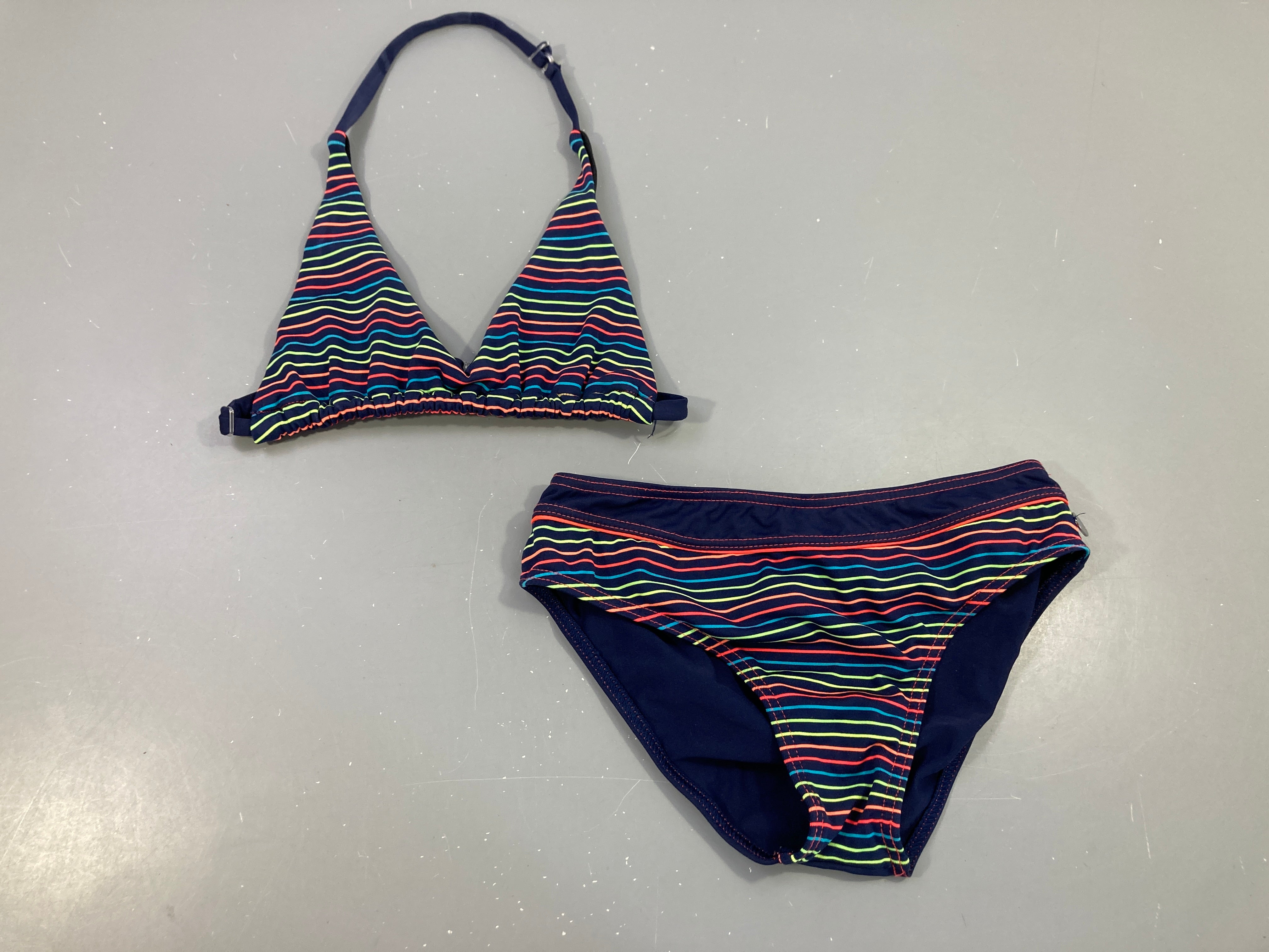 Bikini bleu foncé rayé couleur