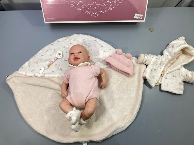Poupée reborn bonnet rose, couverture écrue, tétine,Reborn, Arias, moins cher chez Petit Kiwi