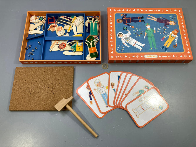 Jeu tap-tap métiers, pièces bois, plaque liège, marteau, clous, cartes modèles, moins cher chez Petit Kiwi