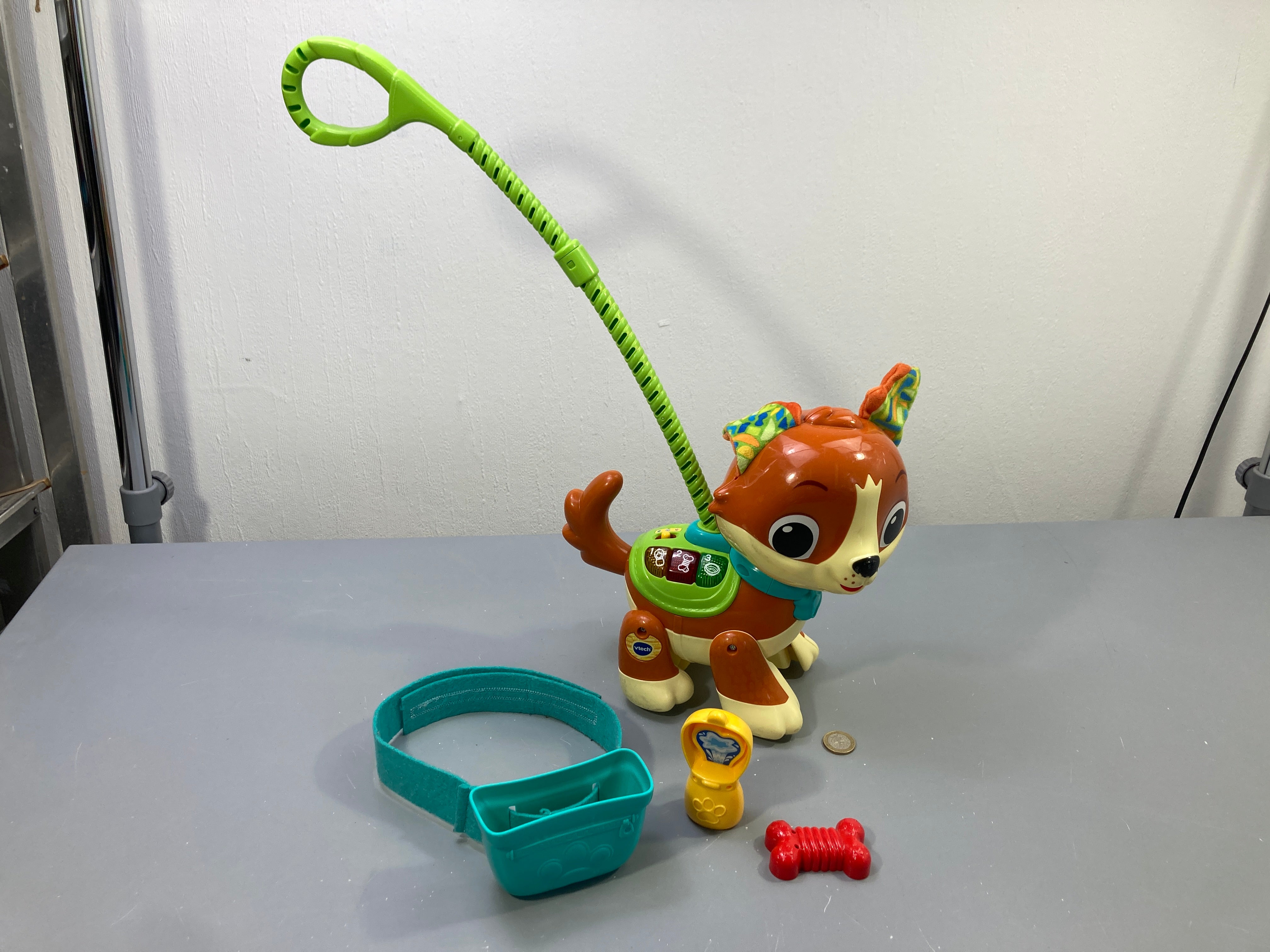 Titou Mon toutou balade magique, Chien interactif à promener marron, canne, sacoche ceinture, os, ecuelle, manque 2 accessoires