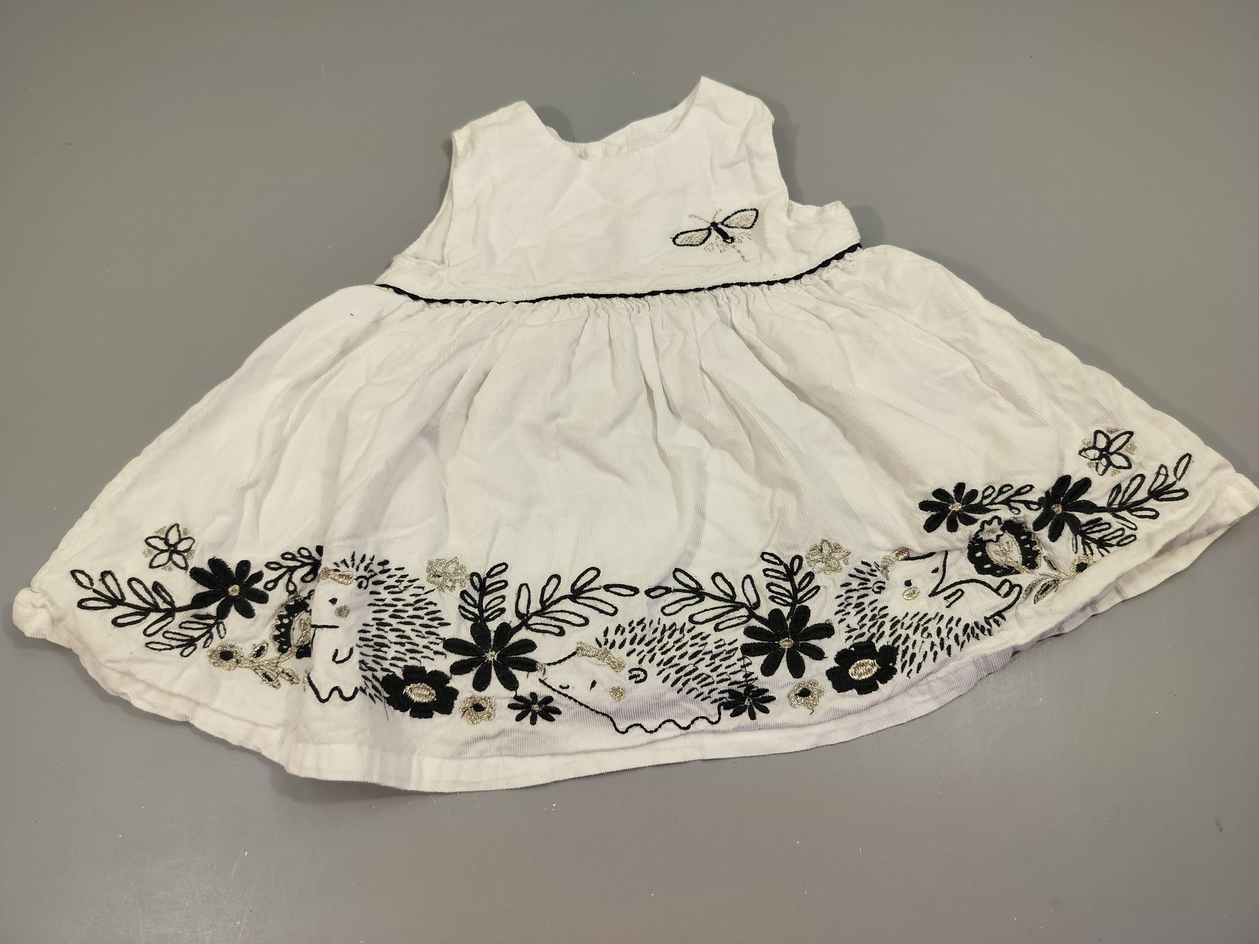 Robe s.m blanche texturée, broderies bleu marine, argenté