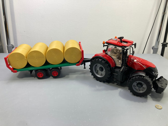 Tracteur rouge Case IH Optum 300 avec remorque plateau verte et 4 balles de foin rondes, Bruder, moins cher chez Petit Kiwi