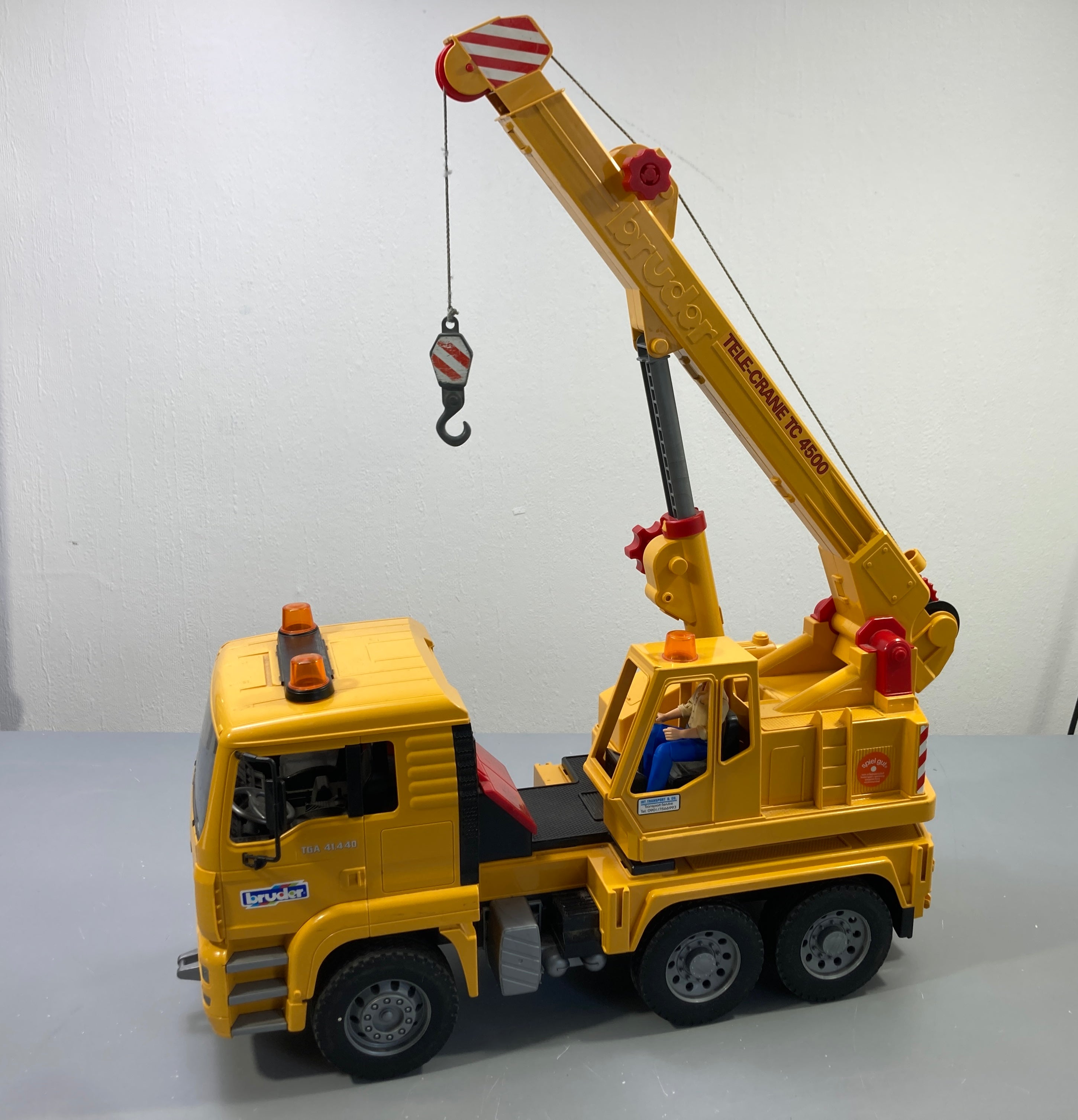 Camion grue jaune MAN TGA 41.440 avec figurine, Bruder