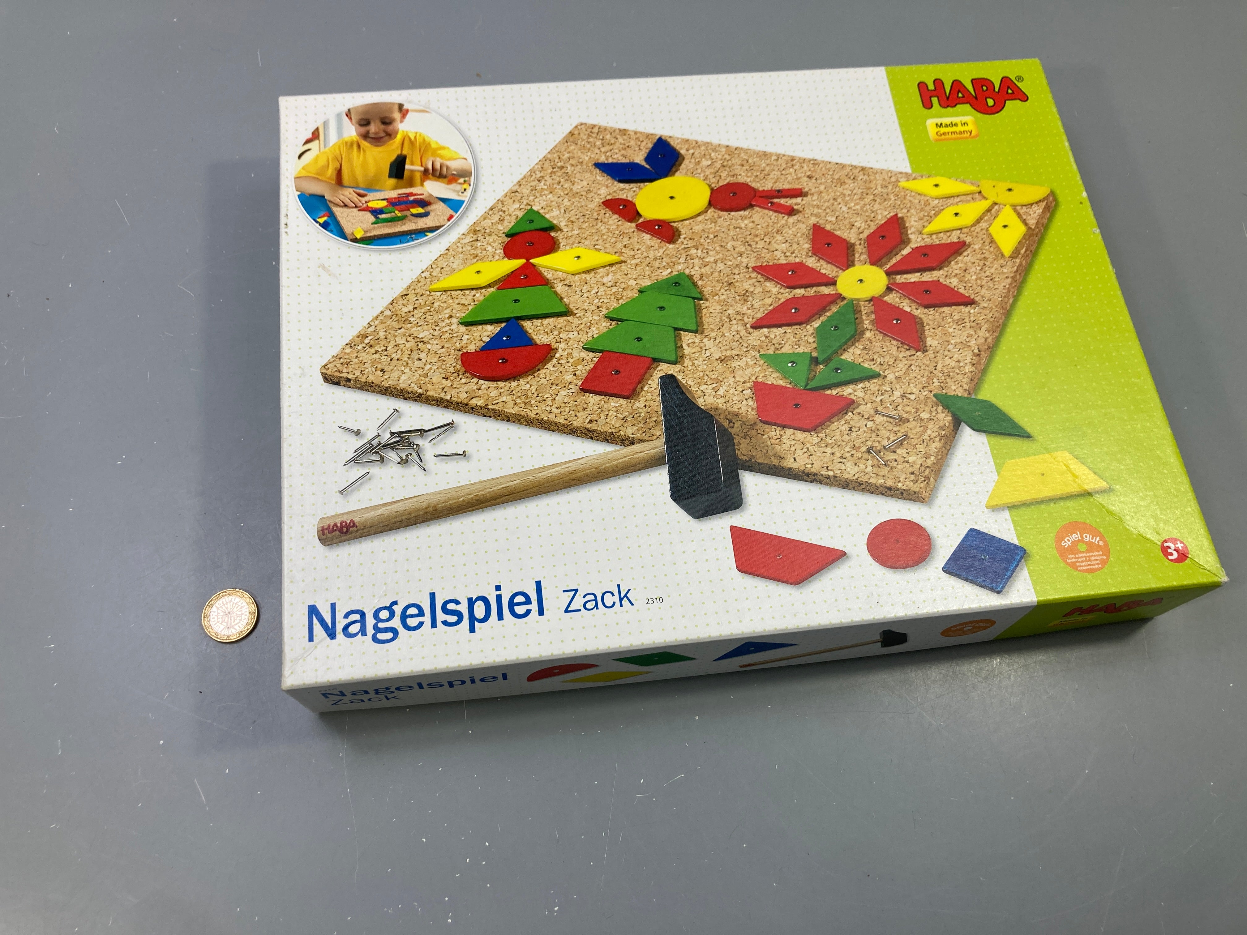 Jeu de clous Nagelspiel Zack, plaque en liège, marteau et formes en bois colorées, 3 ans et +