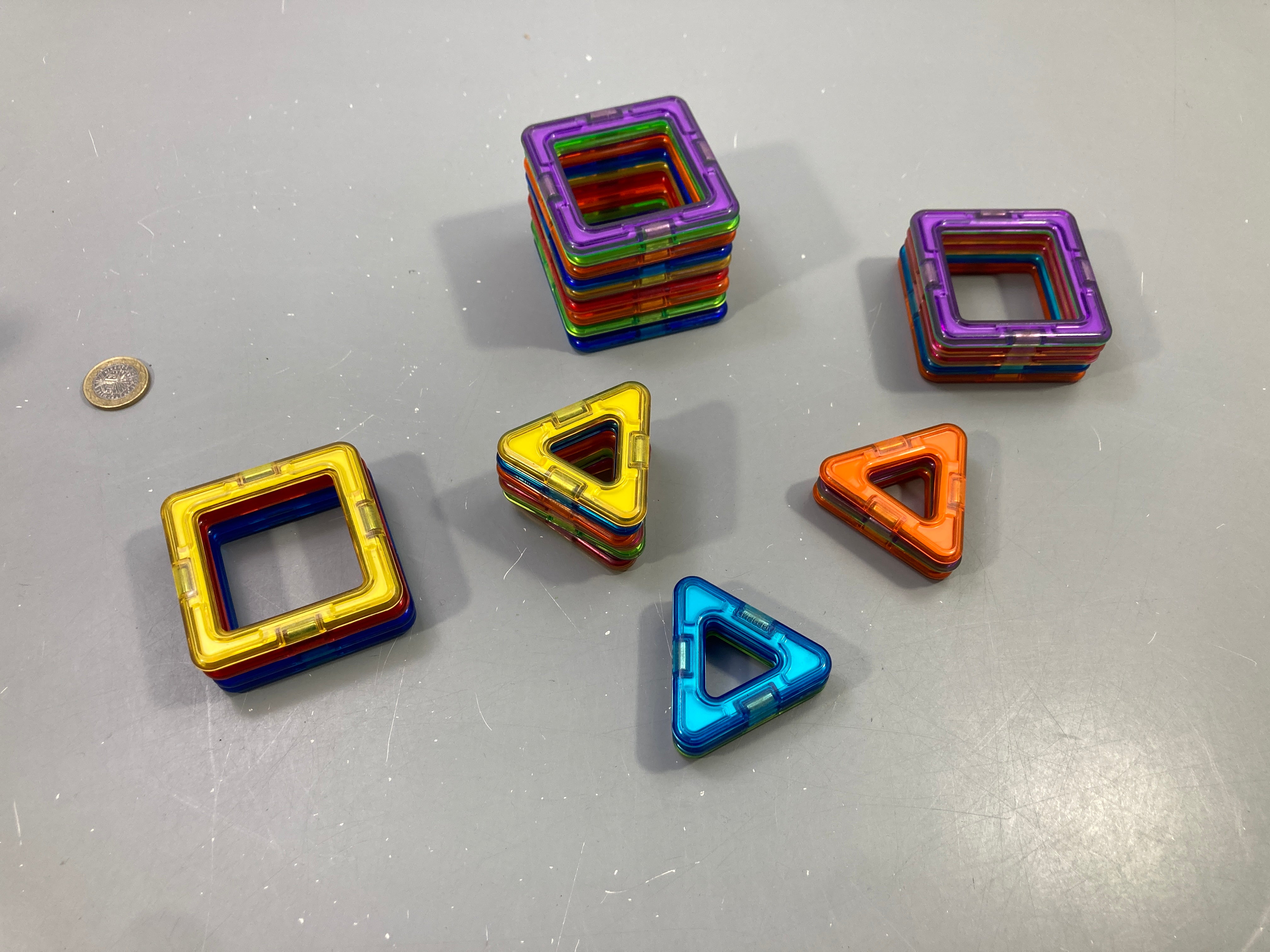 Lot de pièces de construction magnétiques translucides multicolores, carrés et triangles