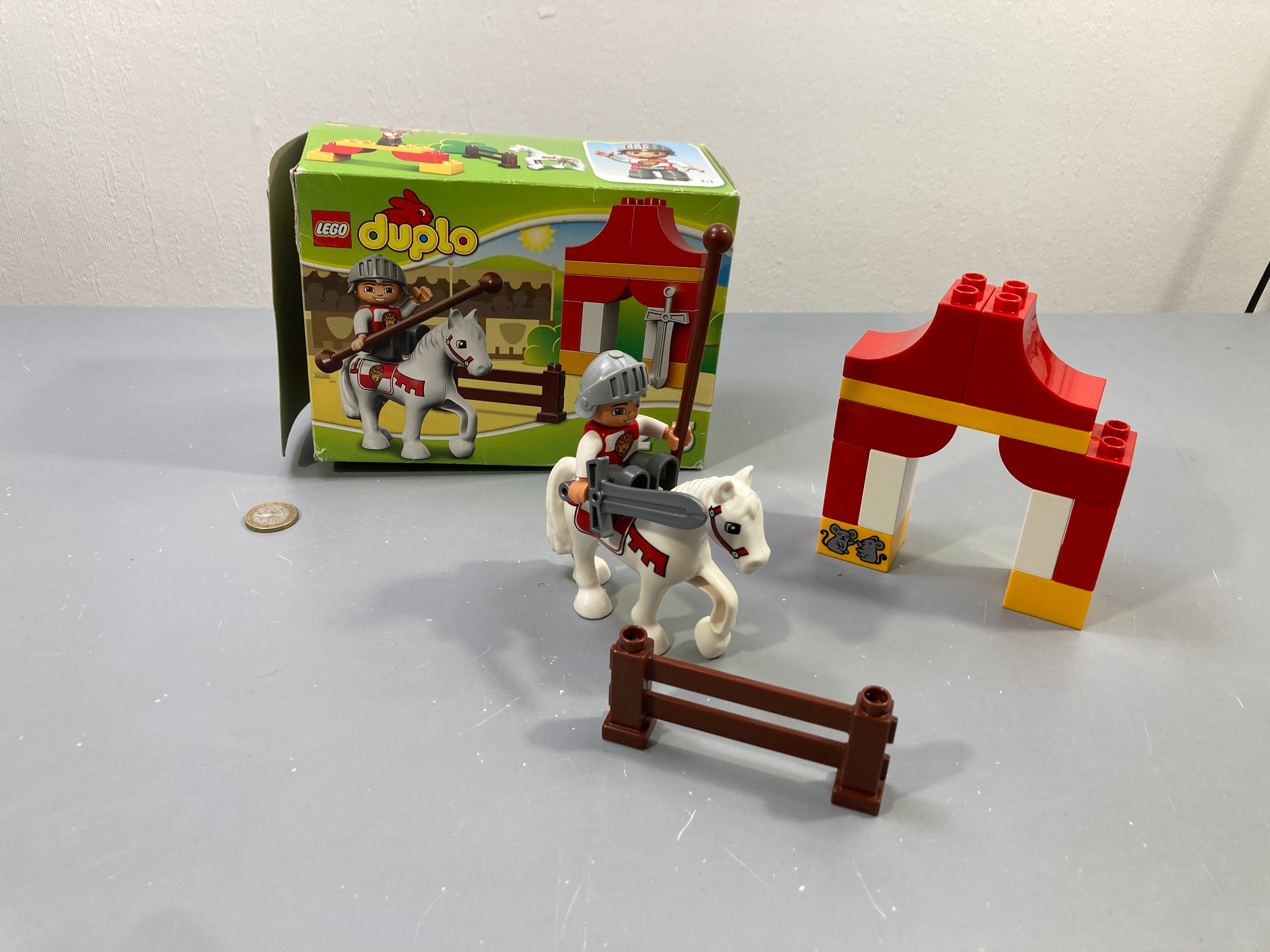 Tournoi du chevalier avec cheval blanc, tente et barrière, boîte, Duplo En l'état tel que sur la photo
