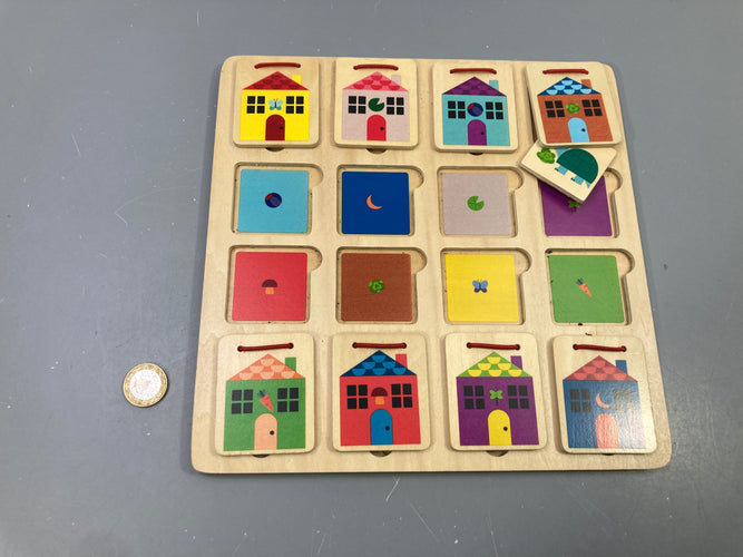 Jeu de mémoire en bois maisons colorées à soulever et tuiles symboles, moins cher chez Petit Kiwi