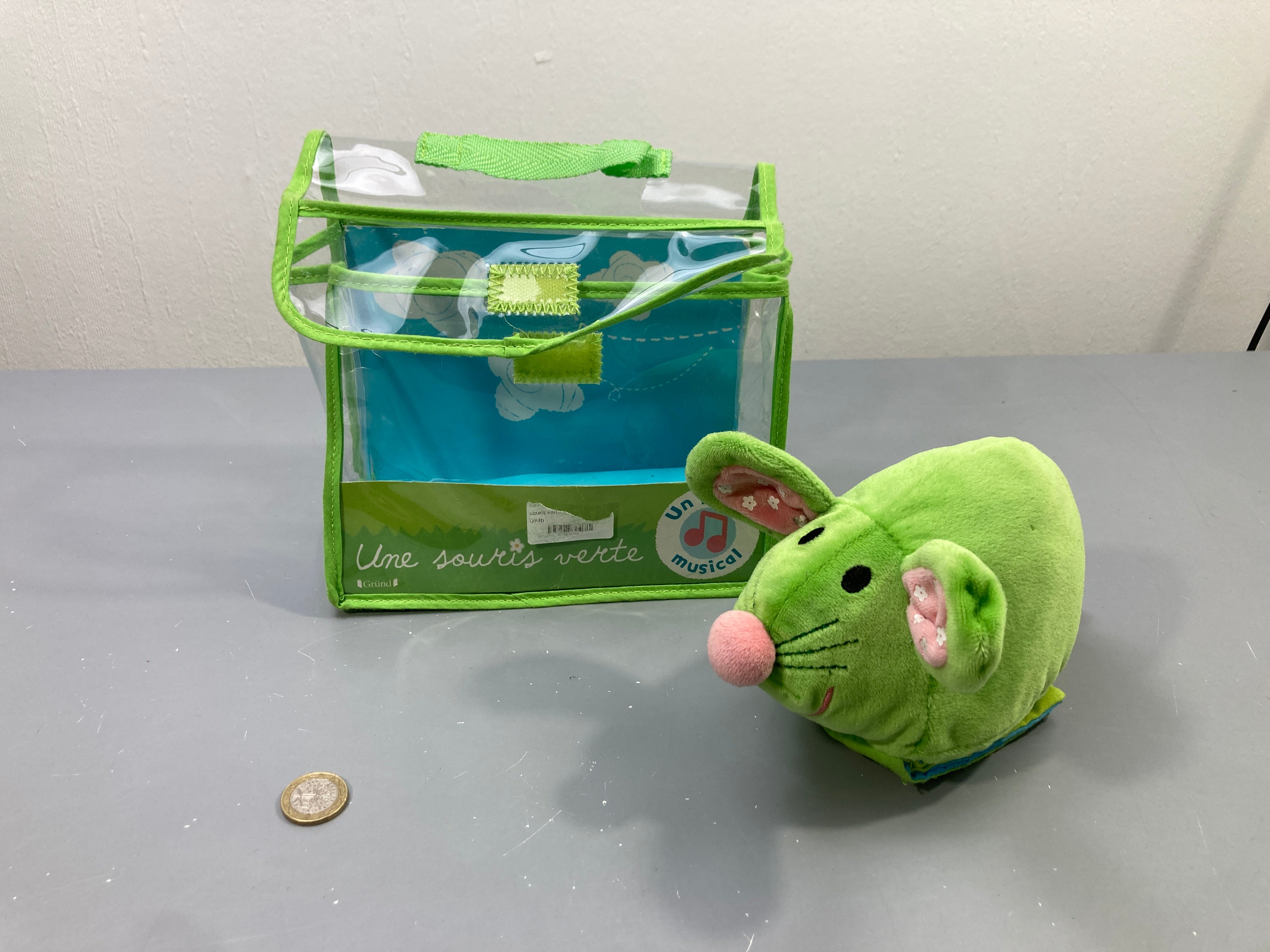 Une souris verte, livre musical en tissu avec tête en peluche verte, sac de rangement, Gründ