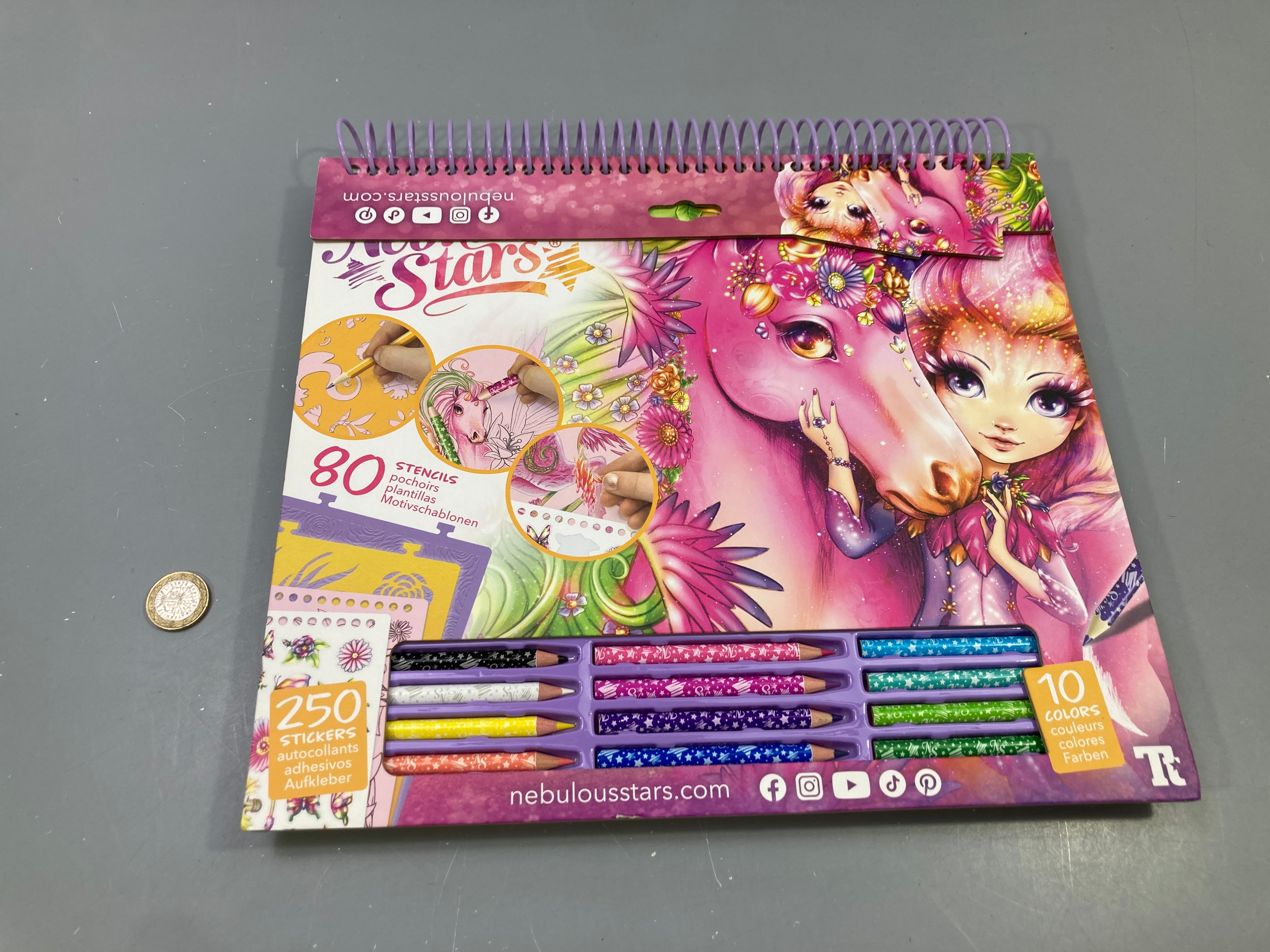 Carnet de dessin à pochoirs rose, 80 pochoirs, 250 autocollants, 10 crayons de couleur, Nebulous Stars