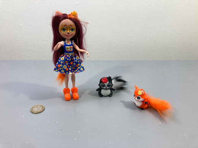 Poupée Enchantimals renard robe bleue fleurie, avec 2 figurines renard et mouffette, moins cher chez Petit Kiwi