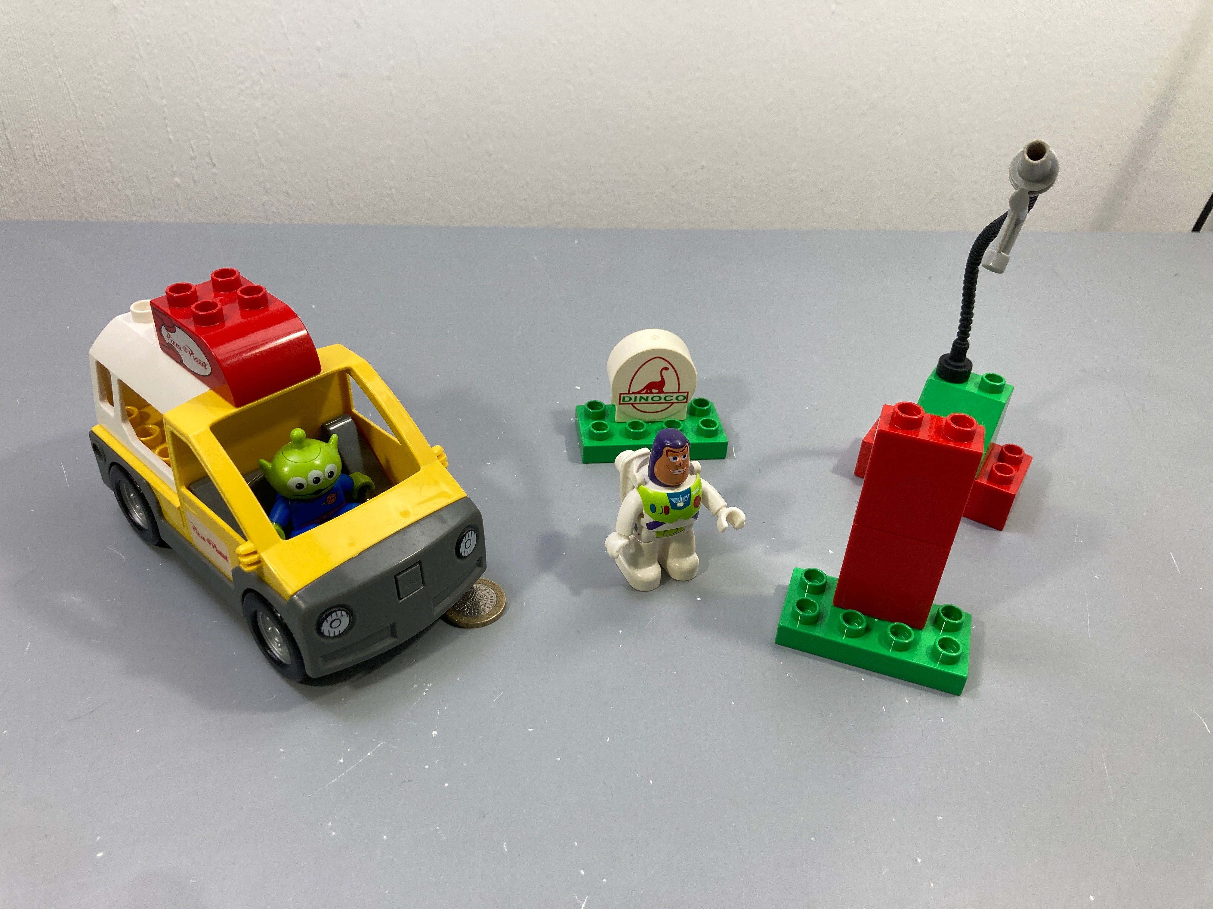 Camion Pizza Planet jaune Toy Story avec Buzz, alien et pompe à essence, Duplo