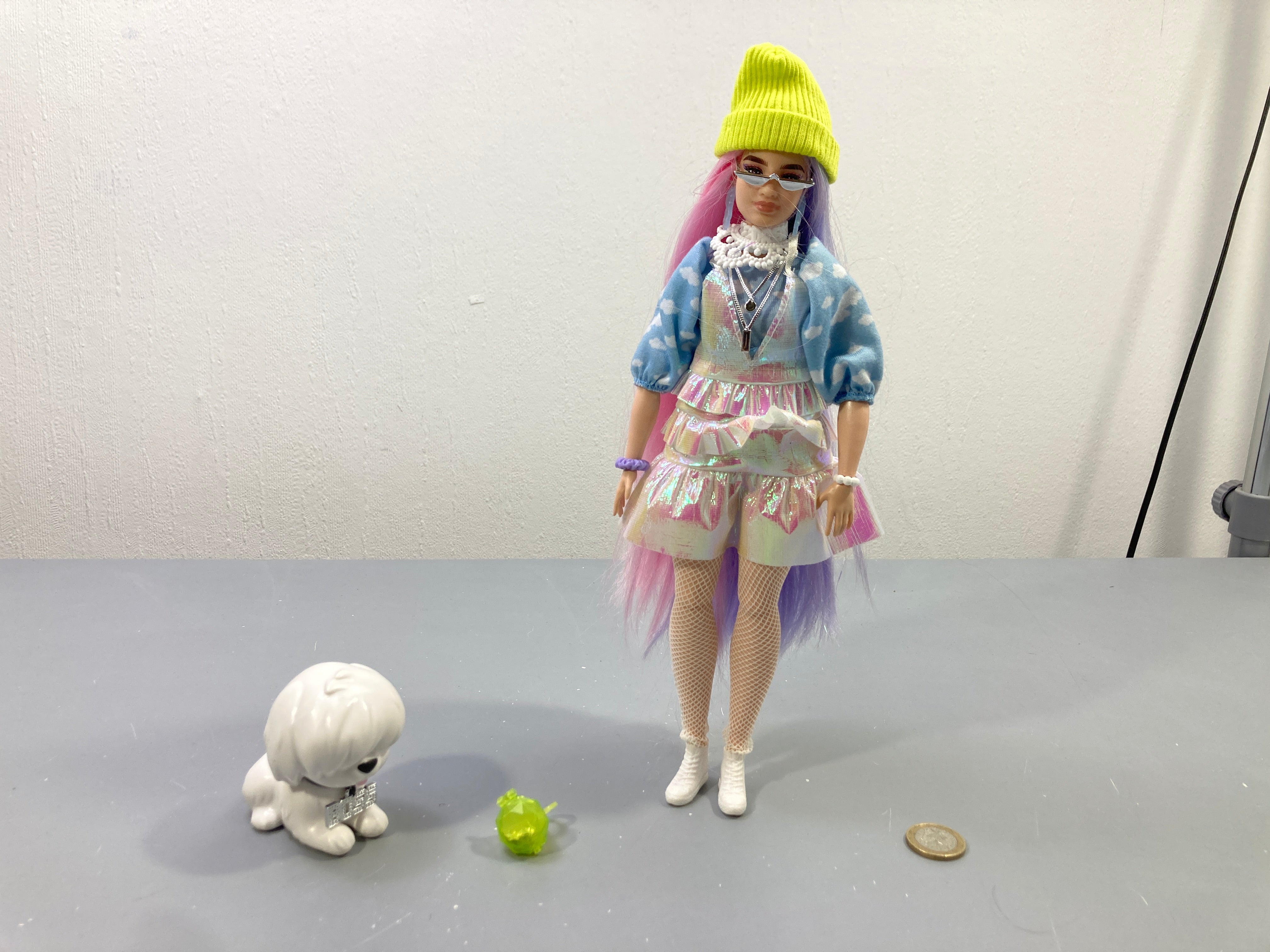 Bar.bie  Extra poupée articulée Extra poupée articulée roses et violets, bonnet jaune fluo, avec chien blanc