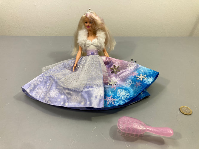 Poupée Bar.bie  princesse des neiges, robe mauve et bleue flocons, diadème et brosse, moins cher chez Petit Kiwi