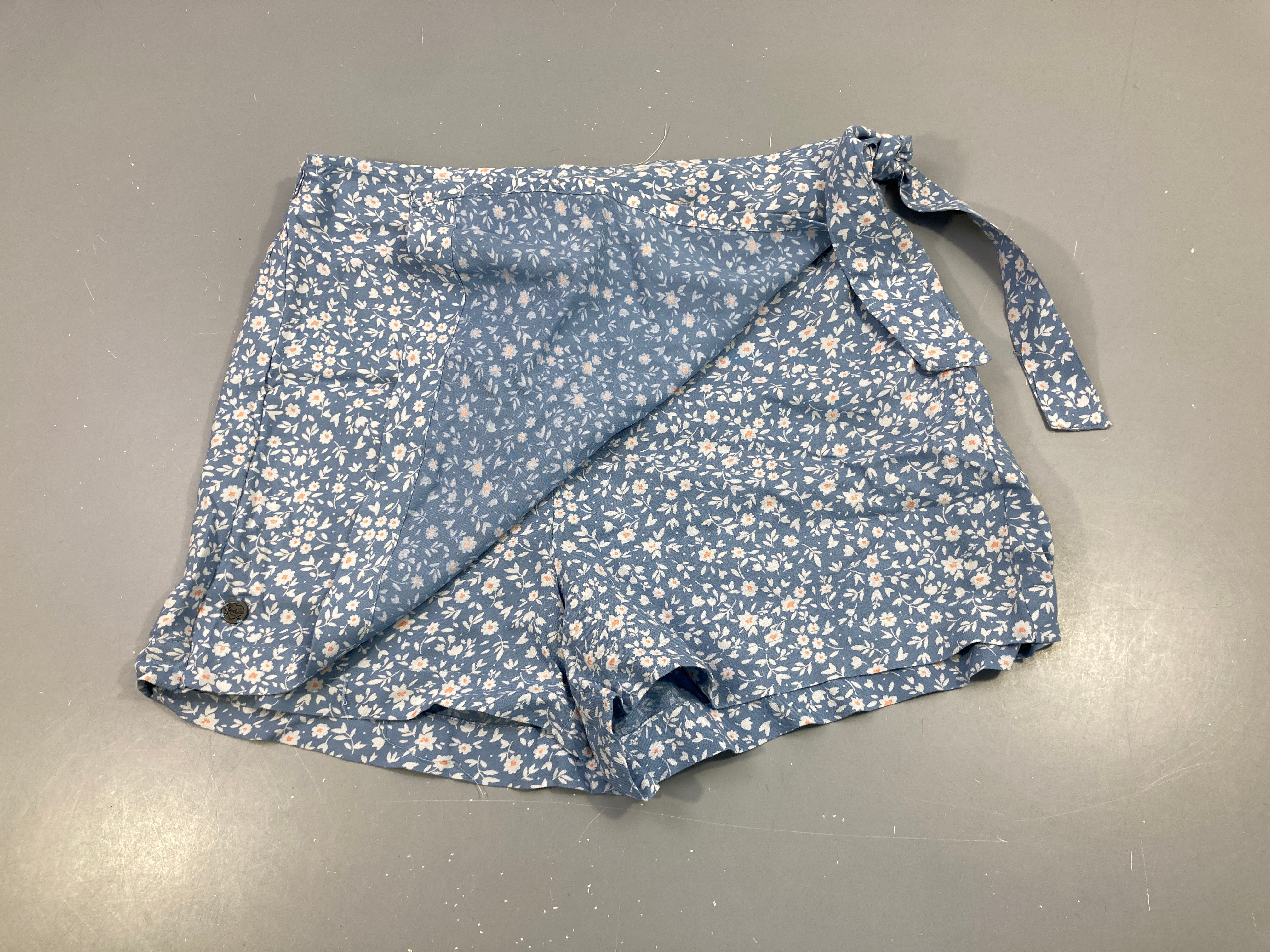 Short jupe voile bleu fleurs