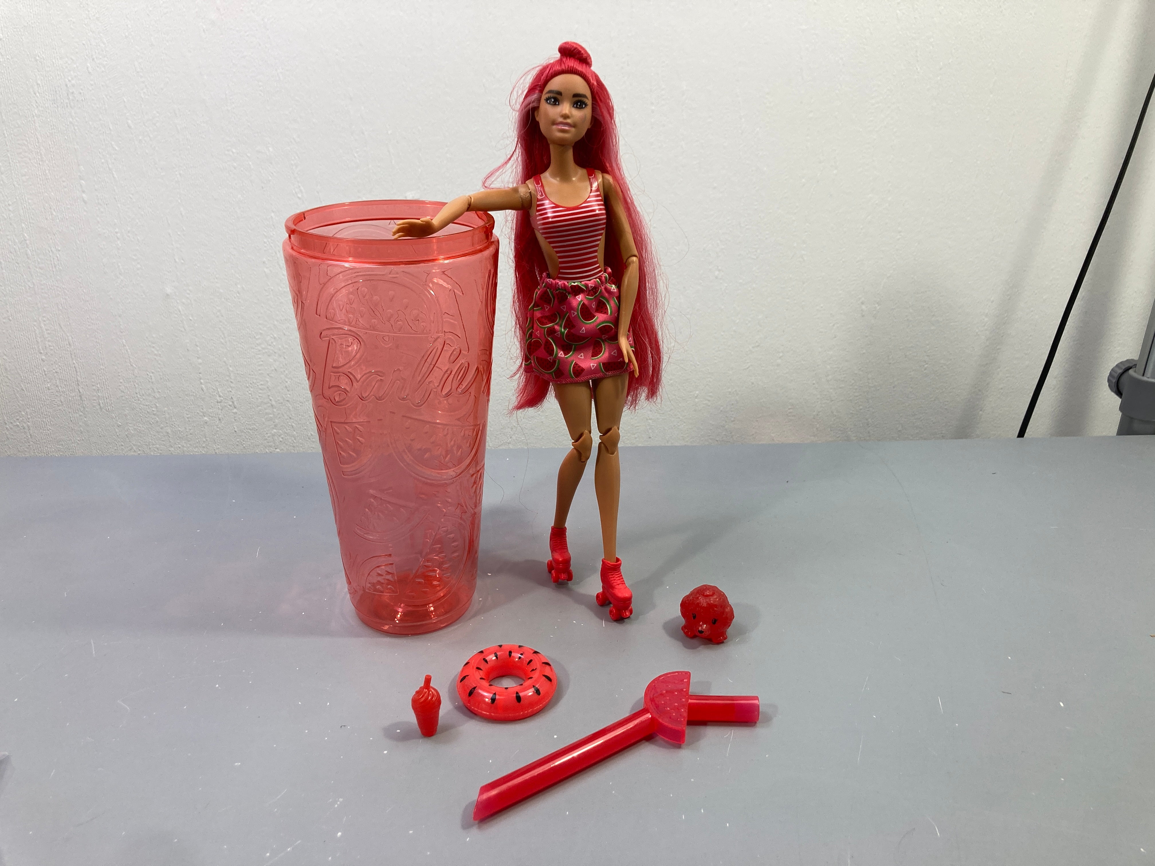 Poupée Bar.bie  Pop Reveal pastèque rouge avec gobelet, paille, bouée et accessoires
