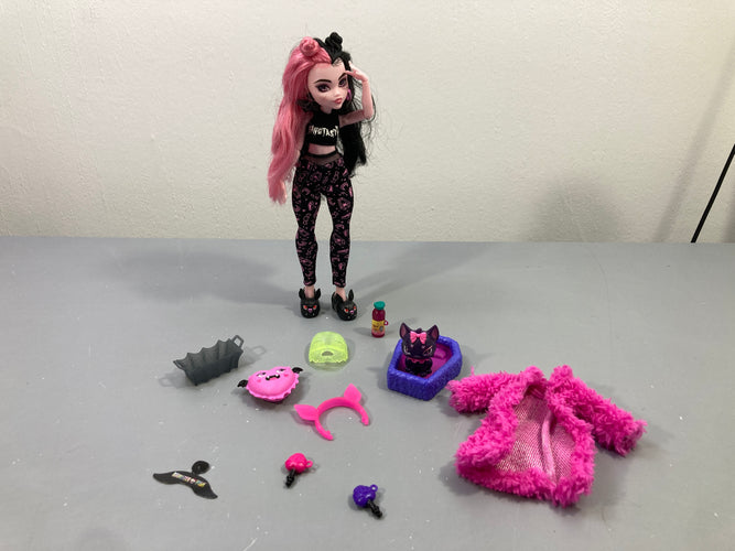 Poupée Monster High Draculaura pyjama noir et rose, veste duveteuse, chauve-souris et accessoires, moins cher chez Petit Kiwi