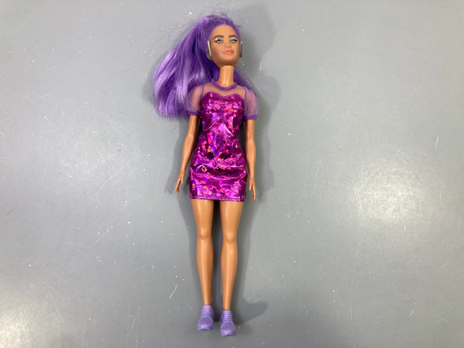 Poupée Bar.bie  Fashionistas cheveux violets, robe violette holographique, moins cher chez Petit Kiwi