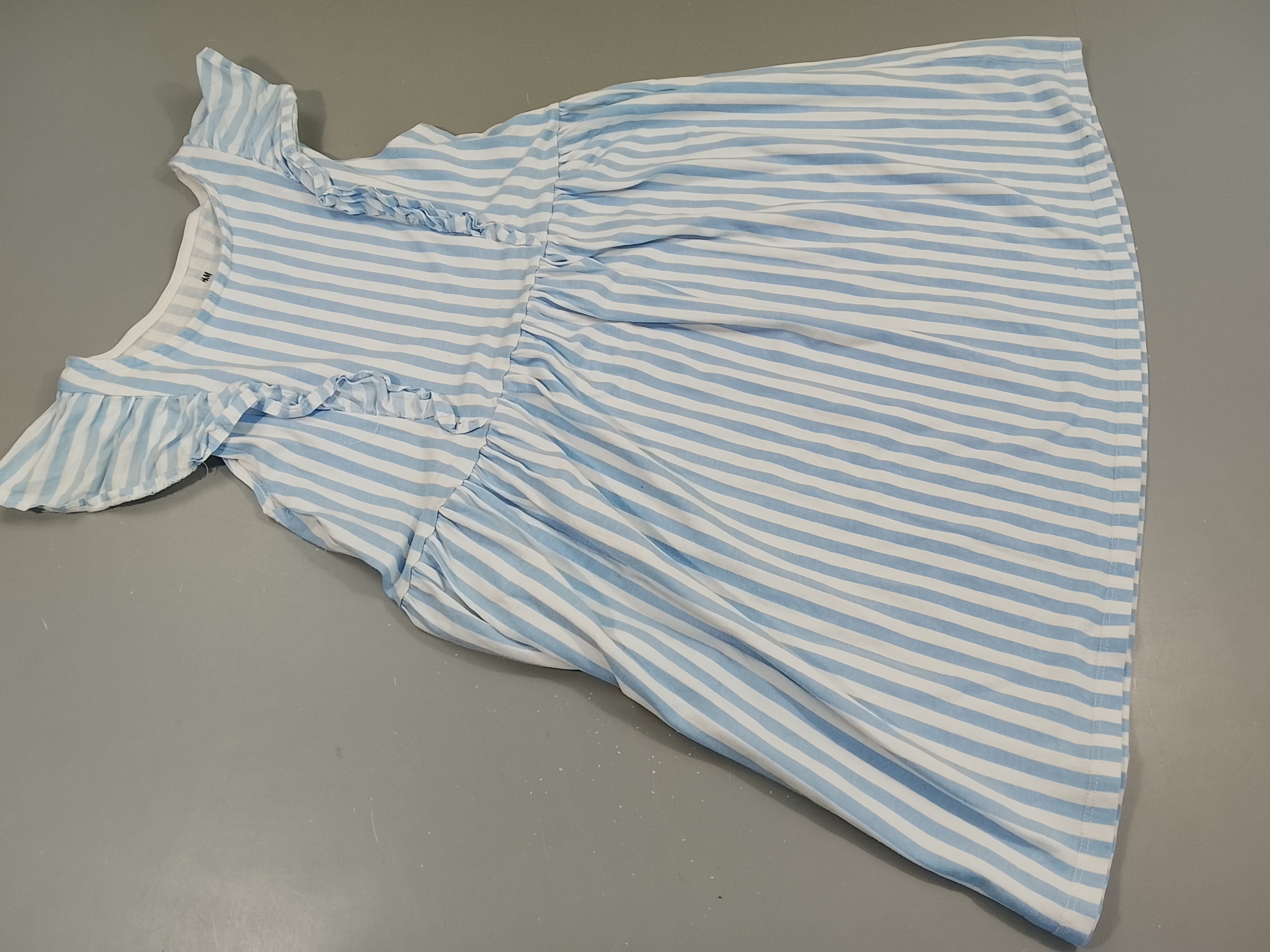 Robe s.m , lignée bleu clair, blanc , foufrous à l'avant