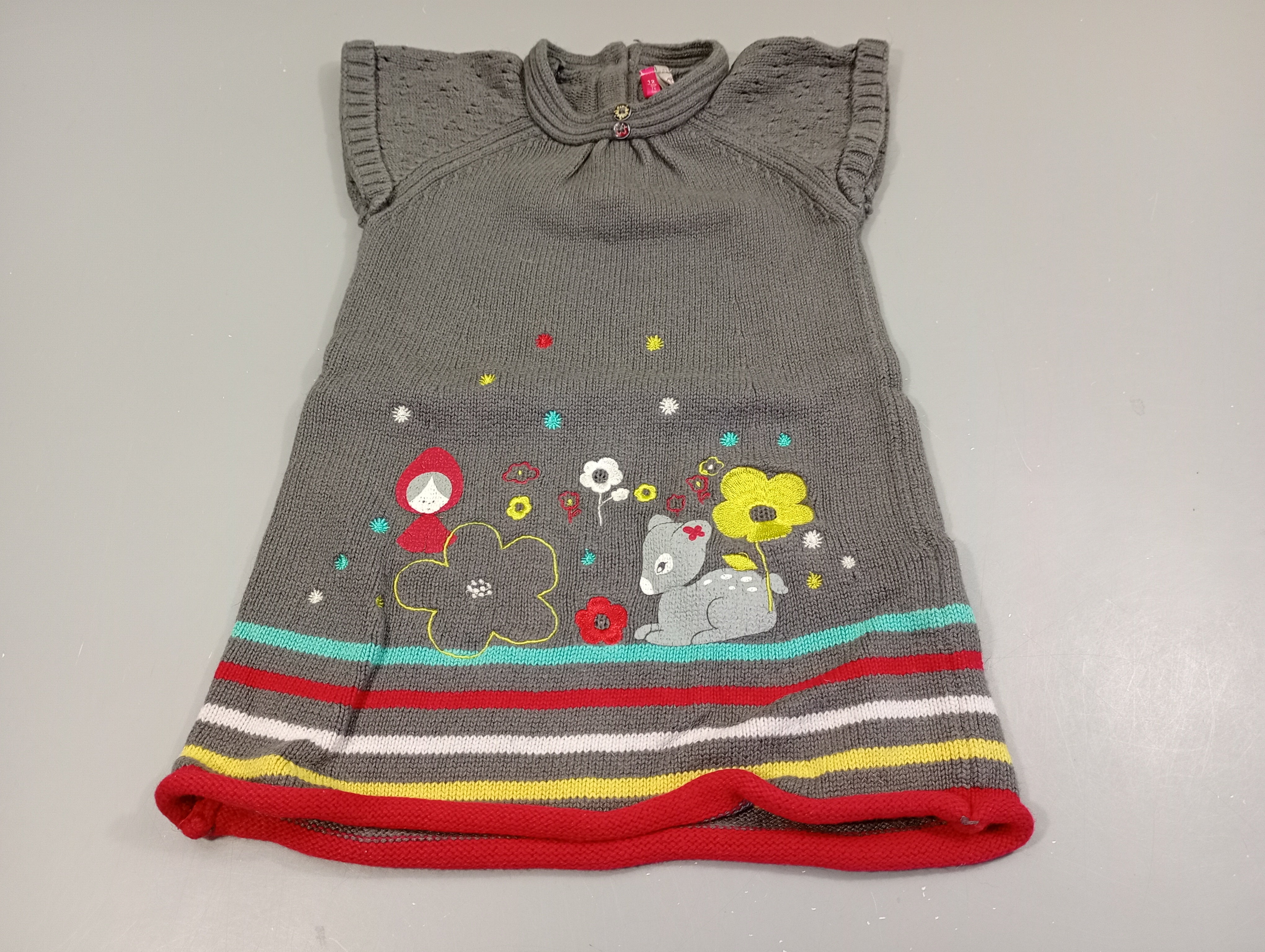 Robe s.m grise, dessous rayé couleurs, fillette et faon