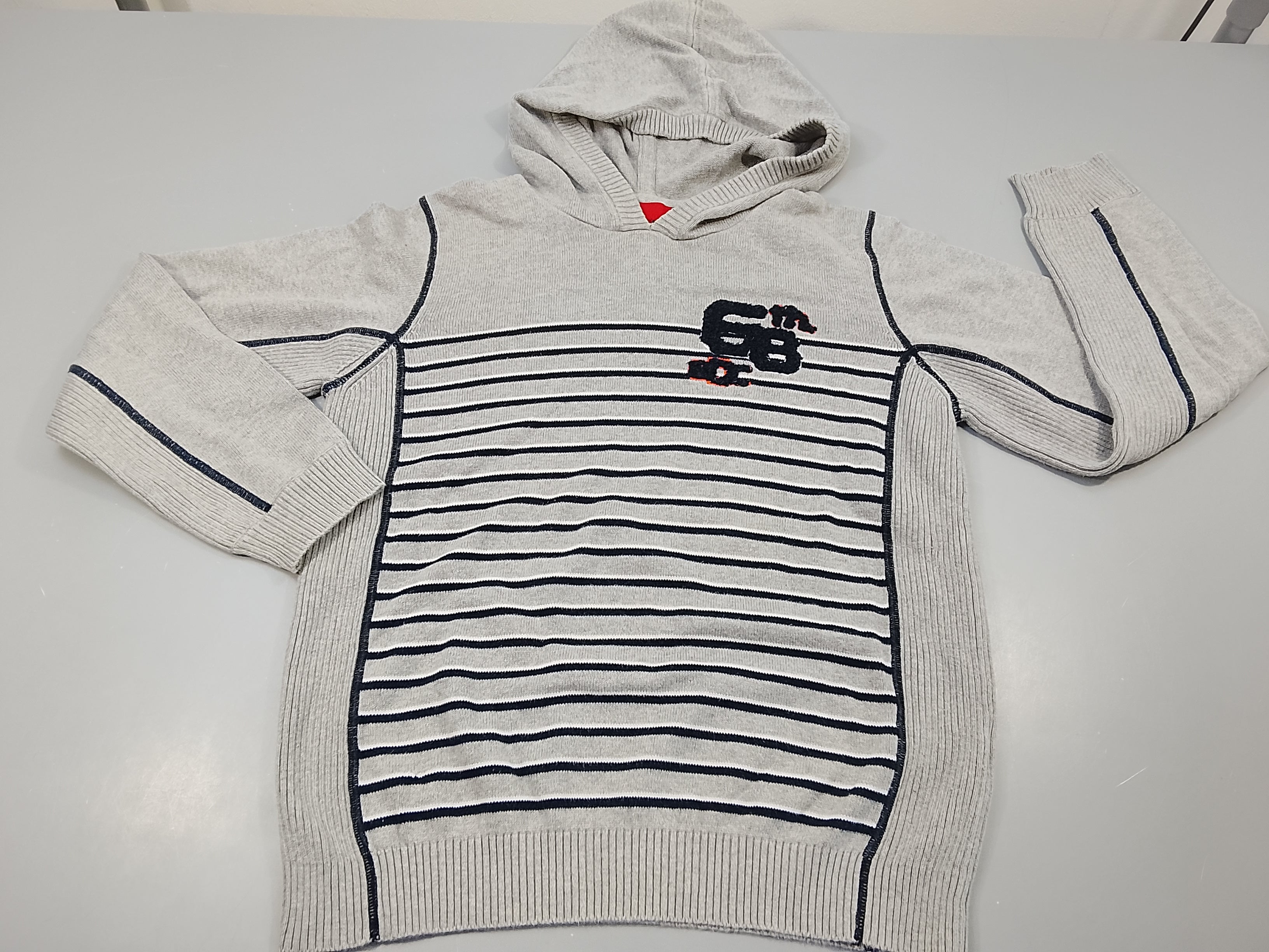 Pull gris clair chiné à capuche rayé bleu marine 