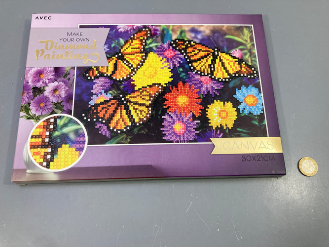 Neuf-Kit Diamond Painting papillons et fleurs sur toile 30x21 cm, moins cher chez Petit Kiwi
