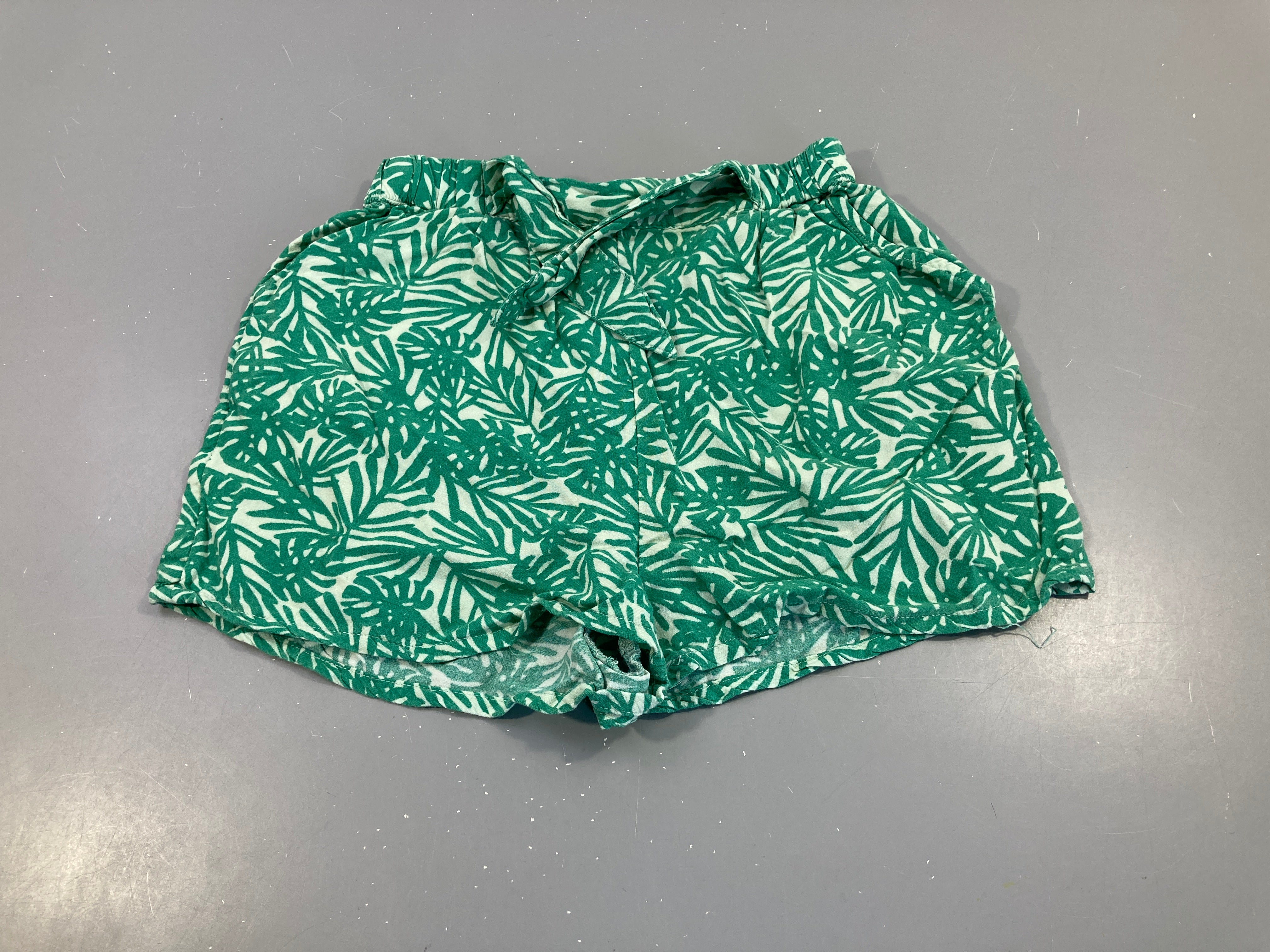Short fluide blanc feuilles vertes