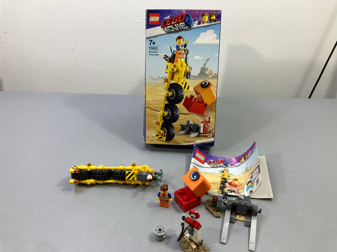 Le tricycle d'Emmet 70823 jaune avec figurine, boîte et notice, La Grande Aventure Lego, moins cher chez Petit Kiwi