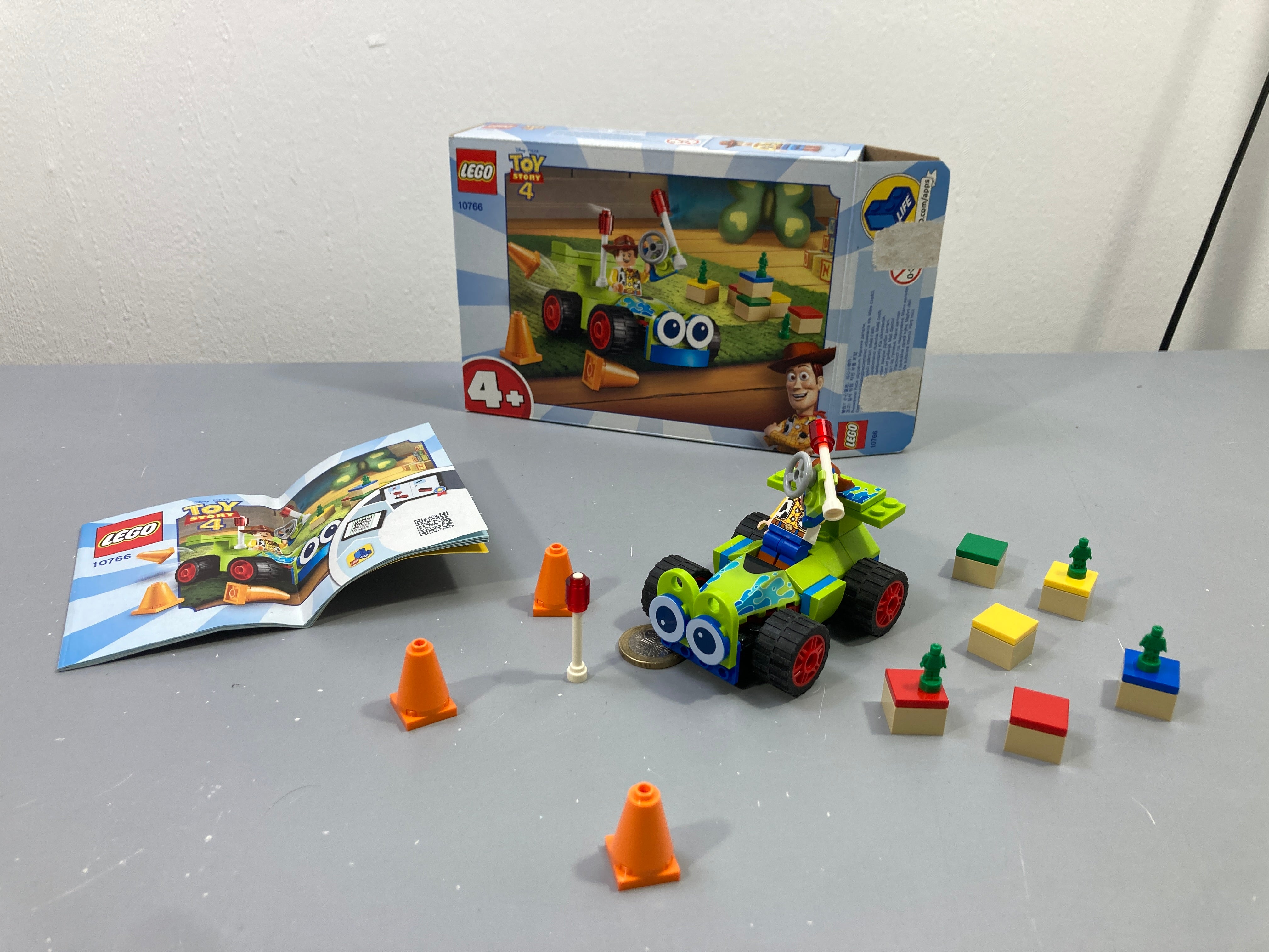 Woody et RC 10766 avec cônes et soldats verts, boîte et notice, Toy Stor.y