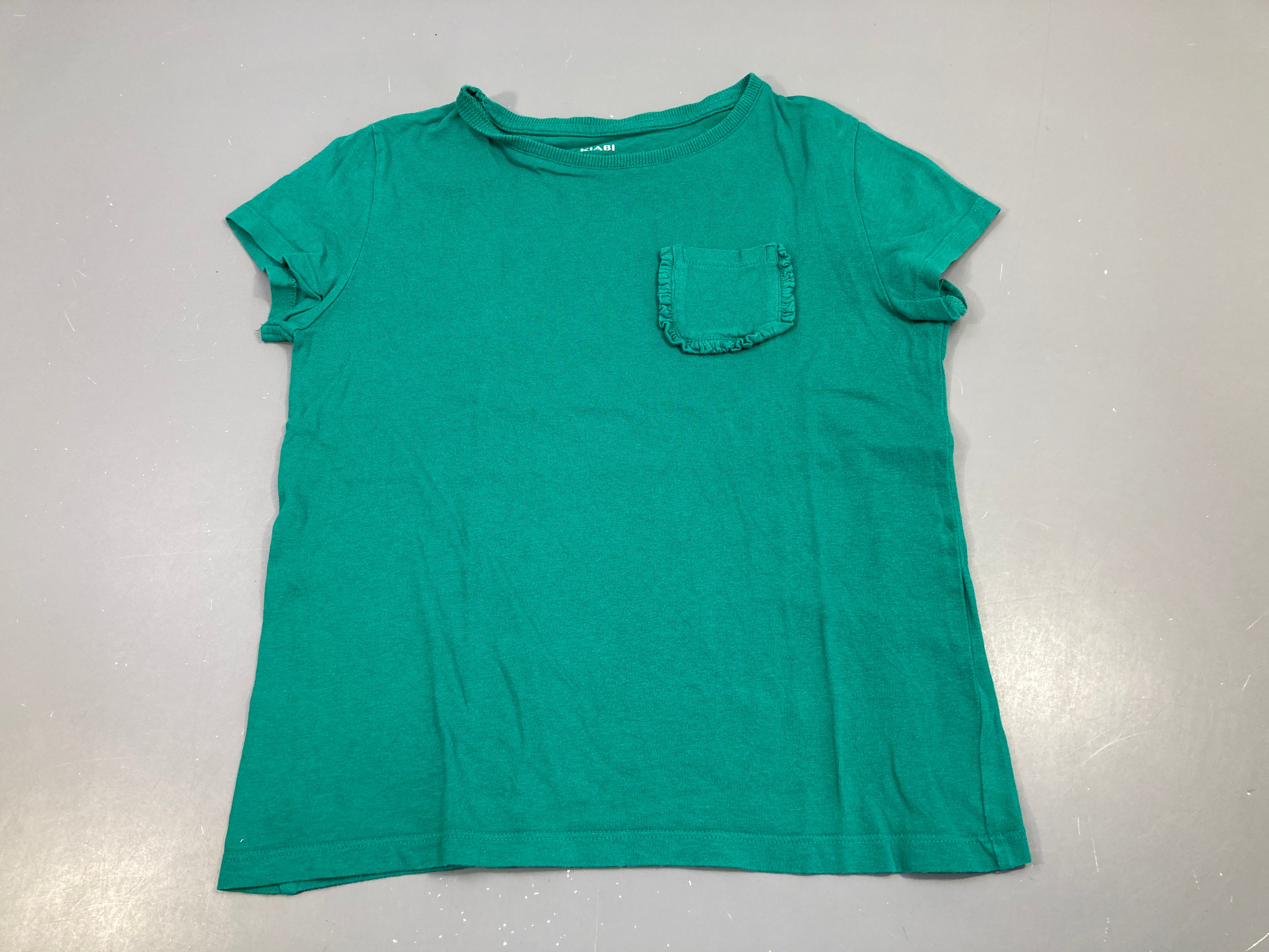 T-shirt m.c vert poche, un peu bouloché