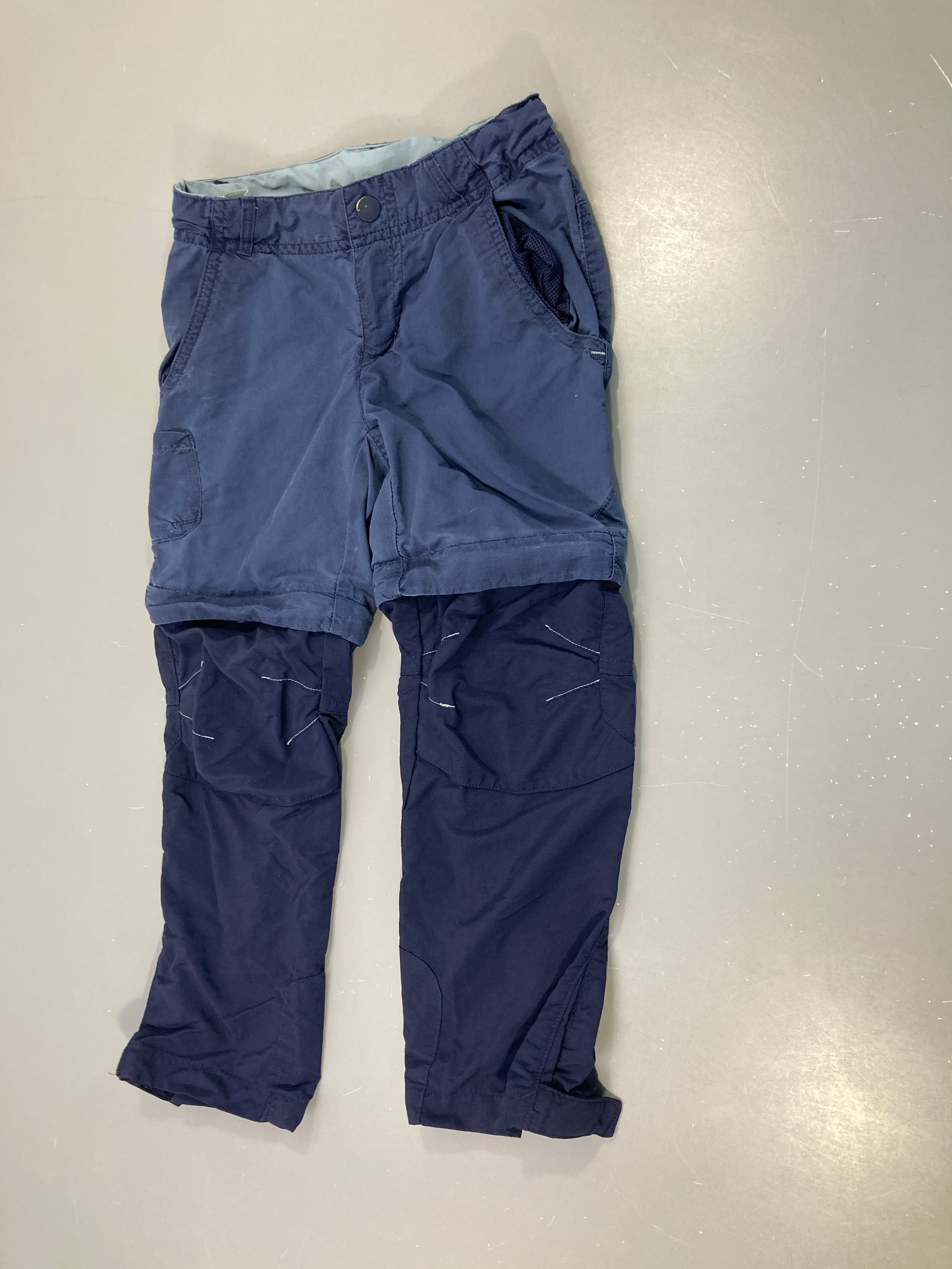Pantalon bleu foncé de randonnée, modulable en short
