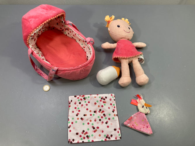 Poupée Bébé Louisetissu rose avec couffin, biberon, couverture à pois et doudou licorne, moins cher chez Petit Kiwi