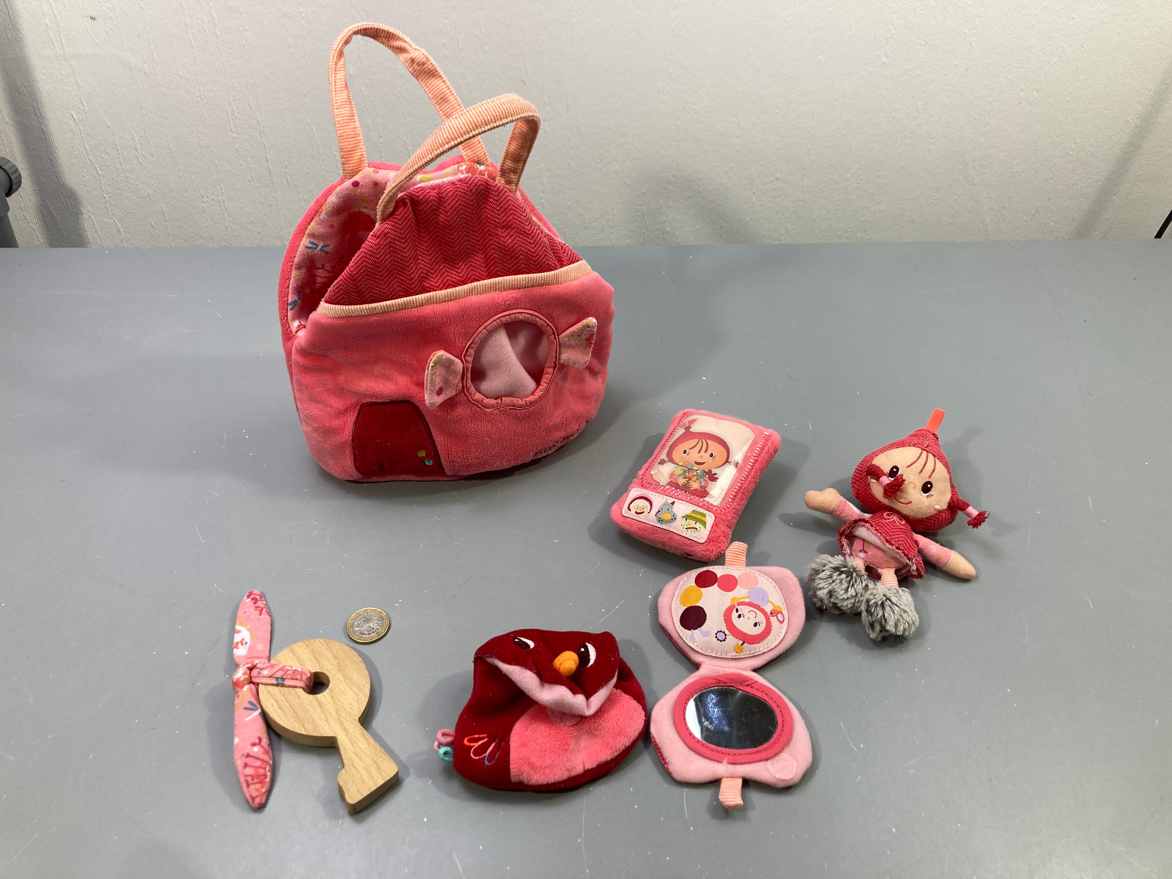 Sac réversible maison Chaperon rouge en tissu rose, poupée, téléphone, miroir, porte-monnaie, clé bois