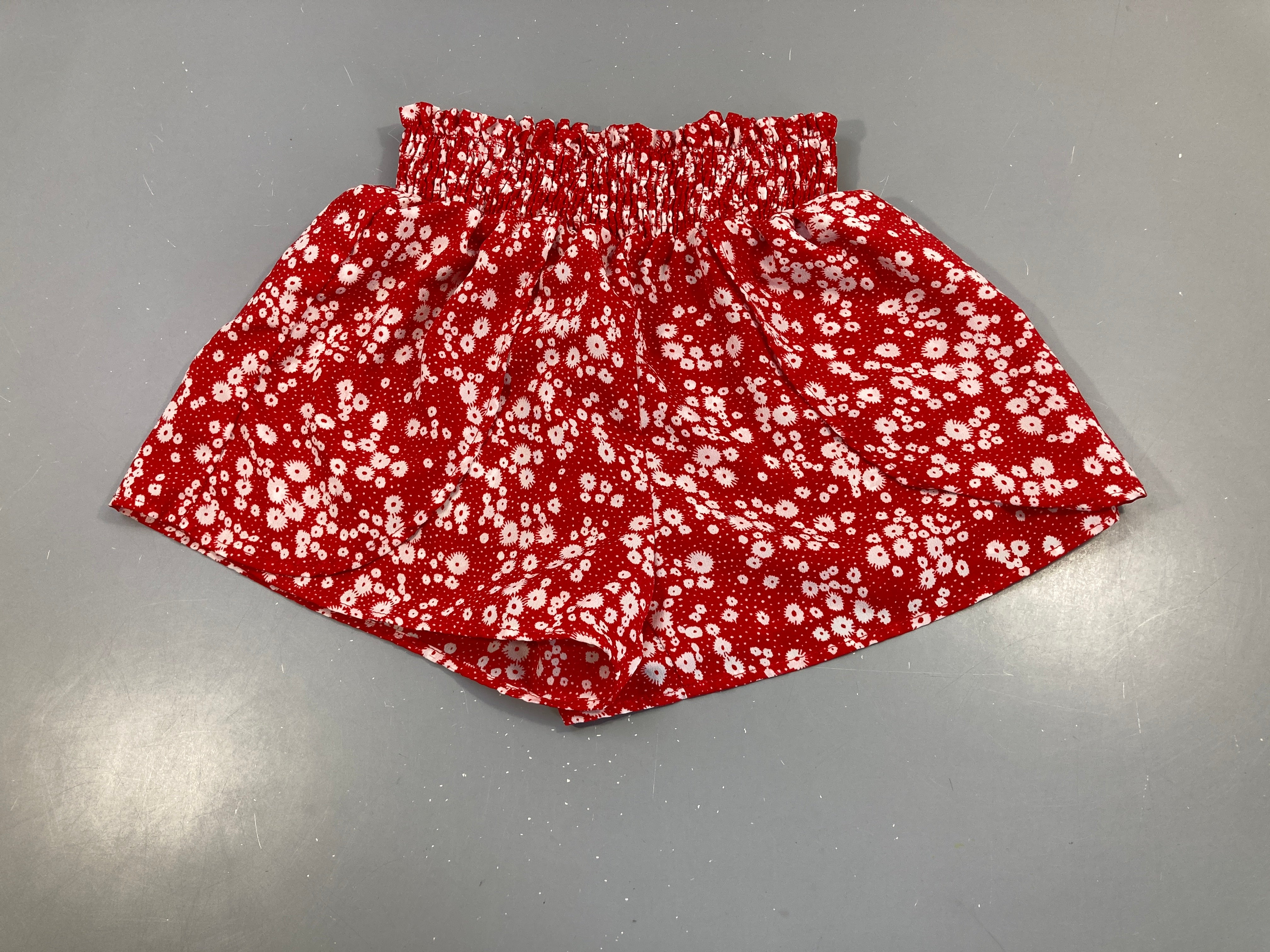 Short fluide rouge fleurs