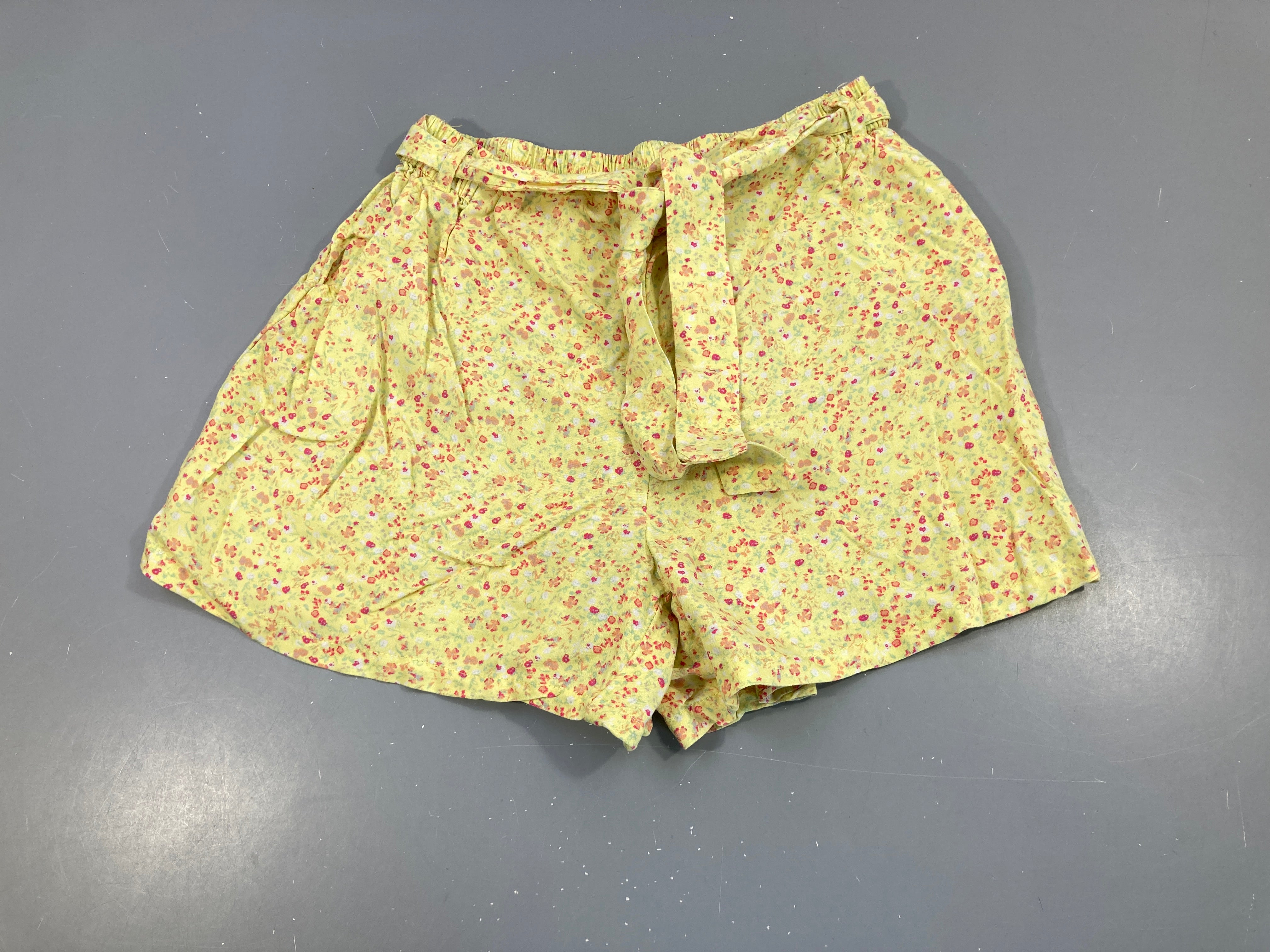 Short fluid jaune fleurs