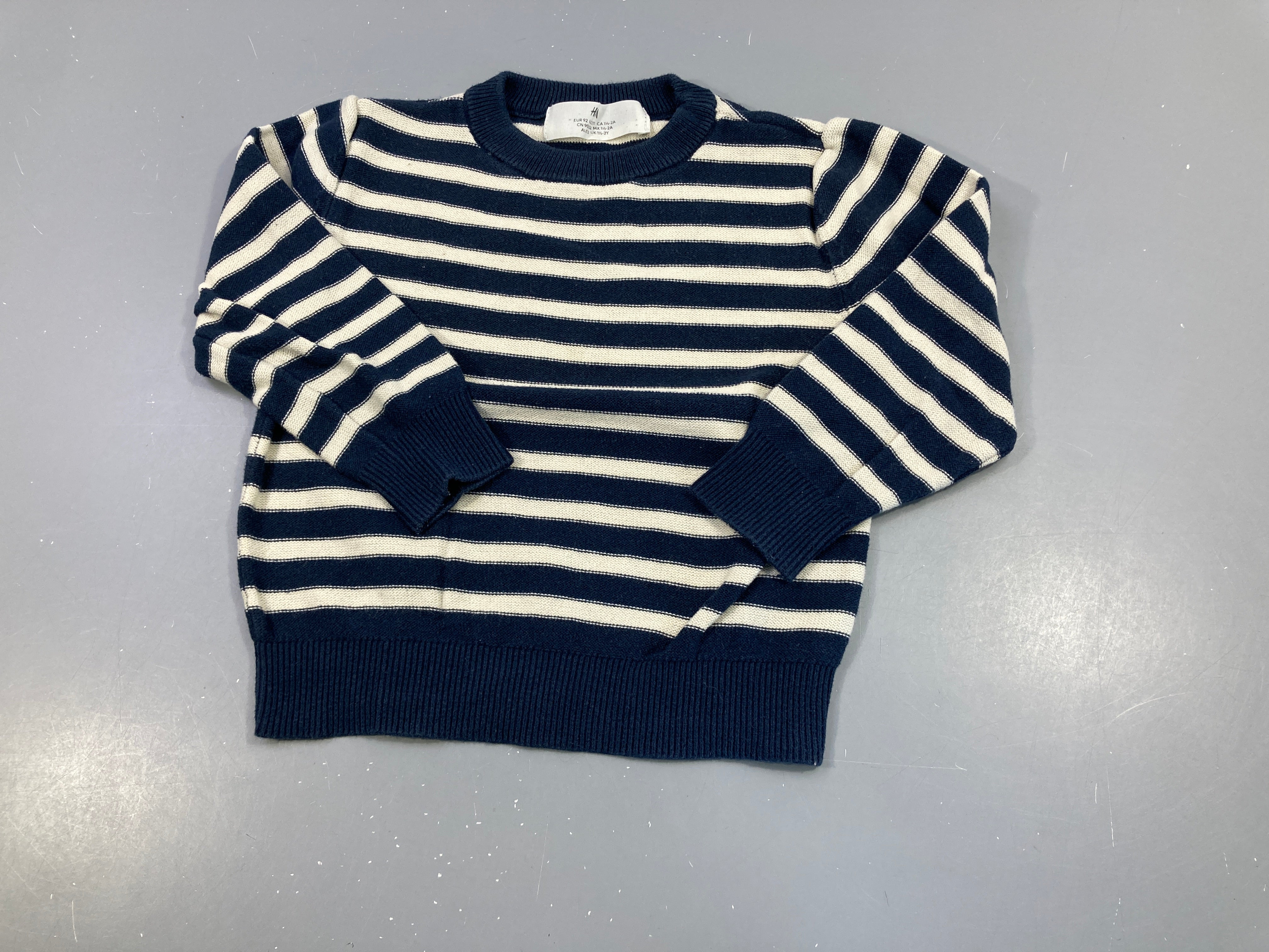 Pull bleu marine rayé blanc