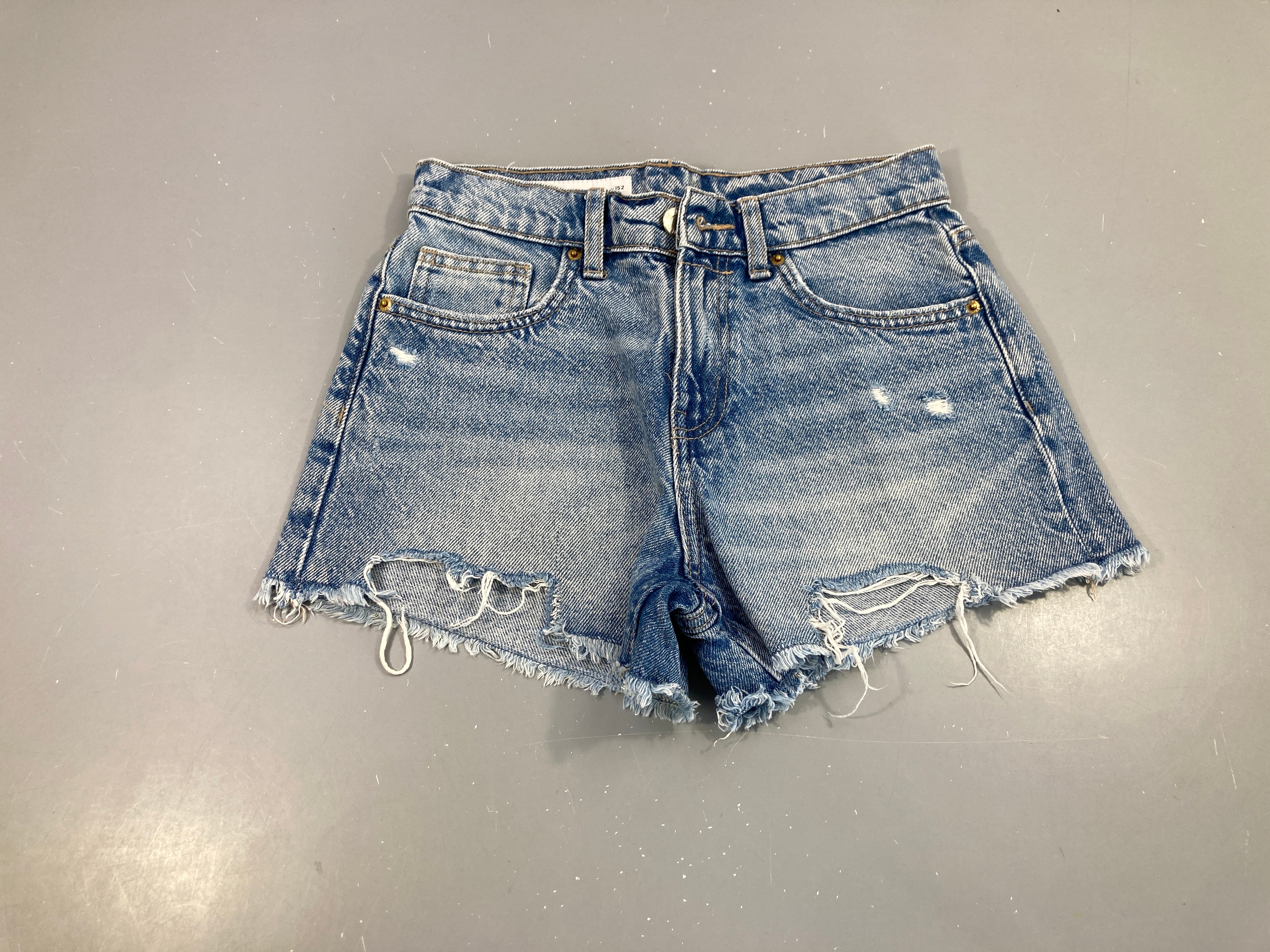 Short en jean effet effiloché