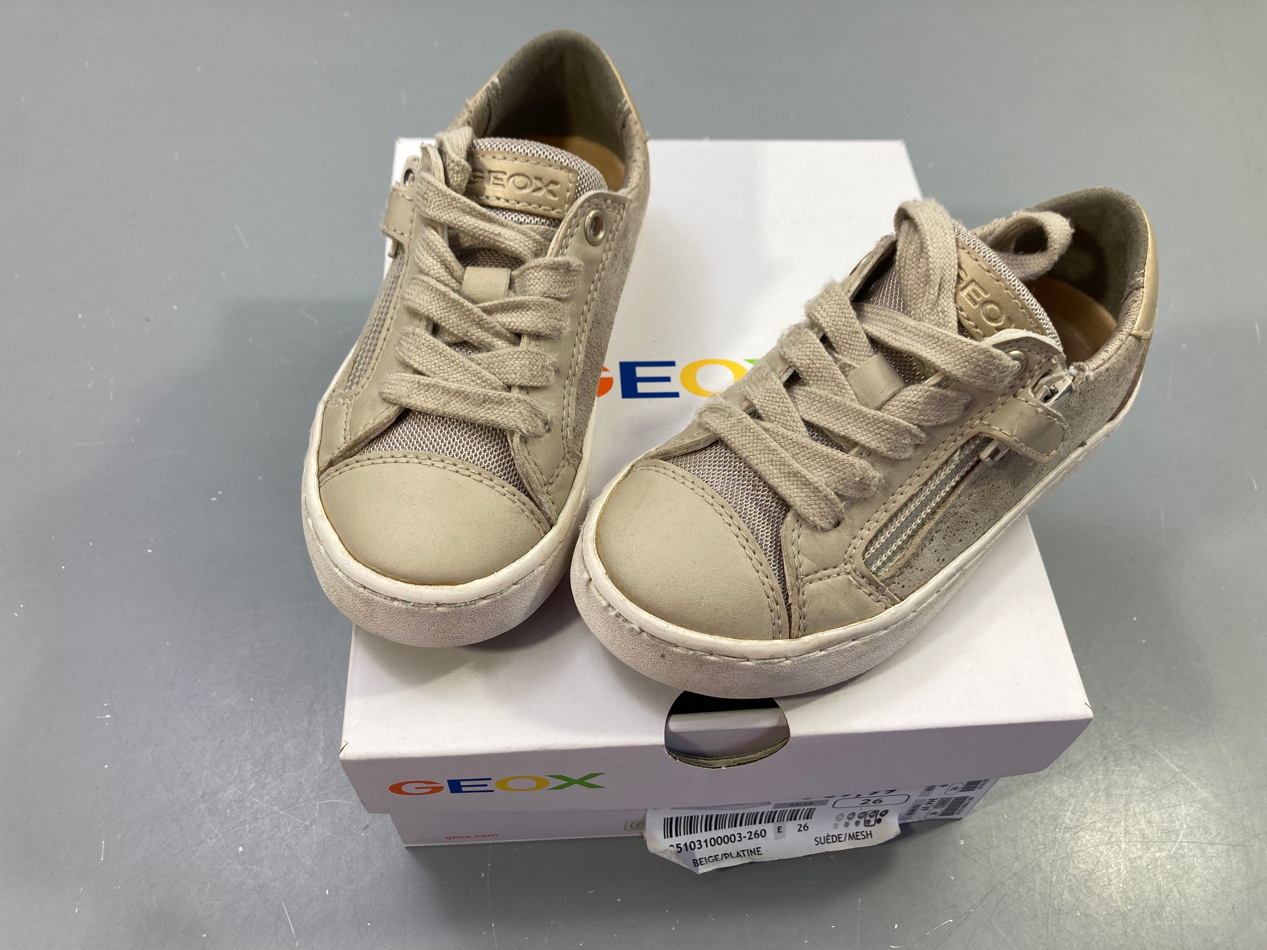 Chaussures beige pailletées sur le côté. Très bon état -26