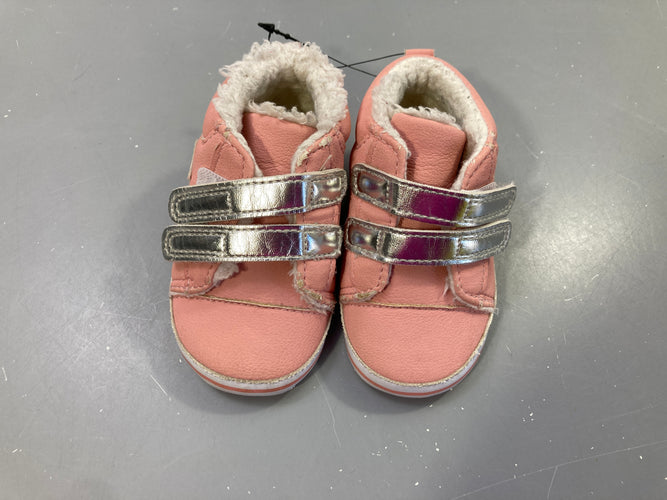 Chaussons cuir synyhétique roses doublés fausse fourrure, double brides scratch argentées, étoile argentée sur le côté 12/18m, moins cher chez Petit Kiwi