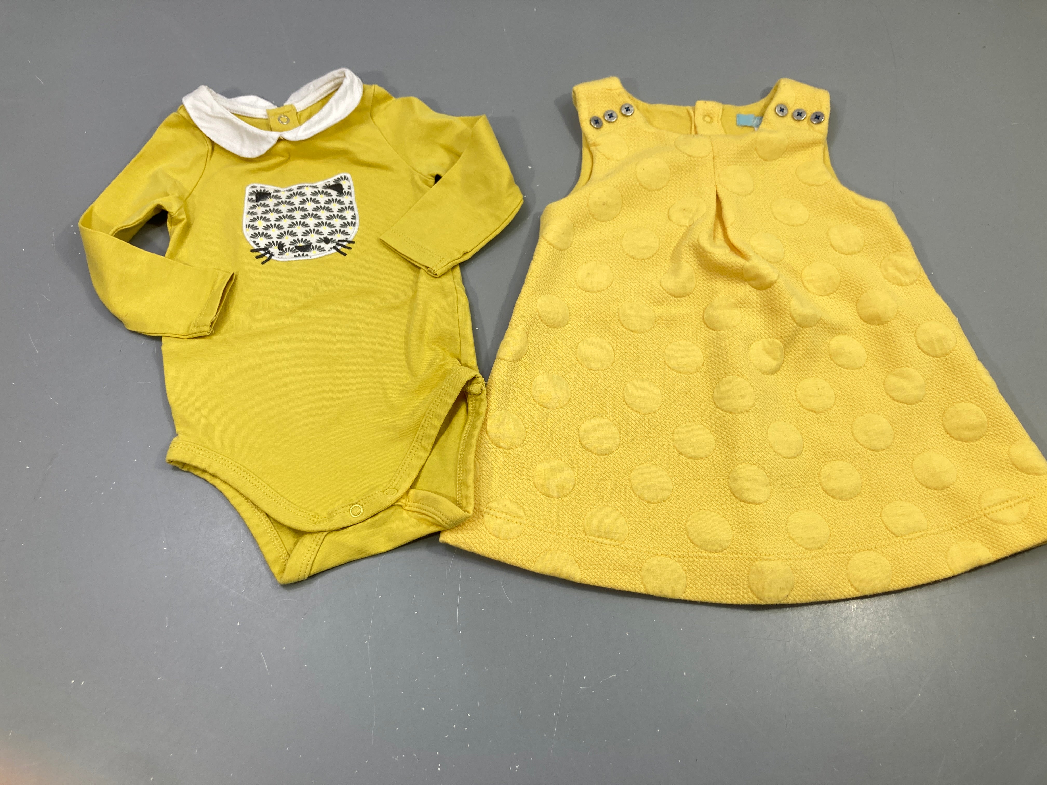 Ensemble robe  s.m jaune texturé ronds, légèrement boulochée + Body m.l jaune col blanc, tête de chat