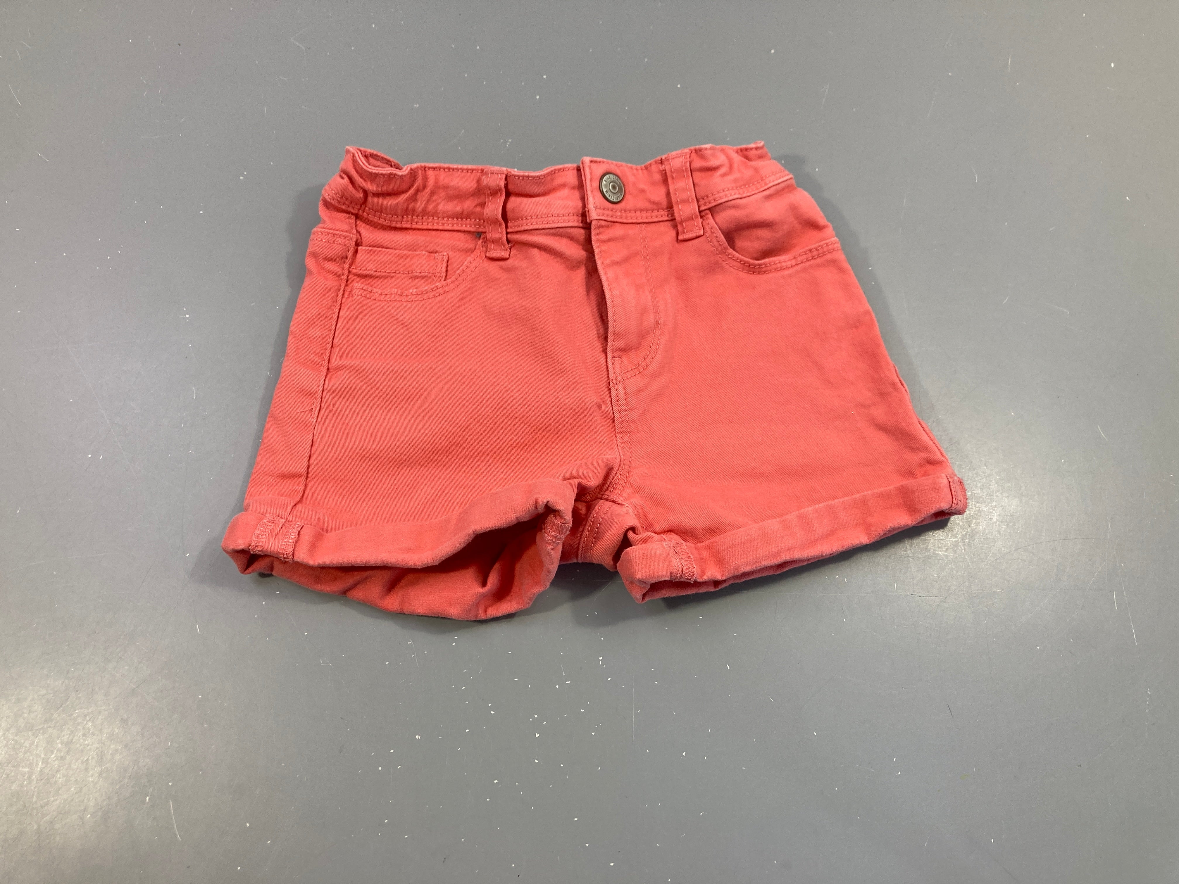 Short saumon vif à revers
