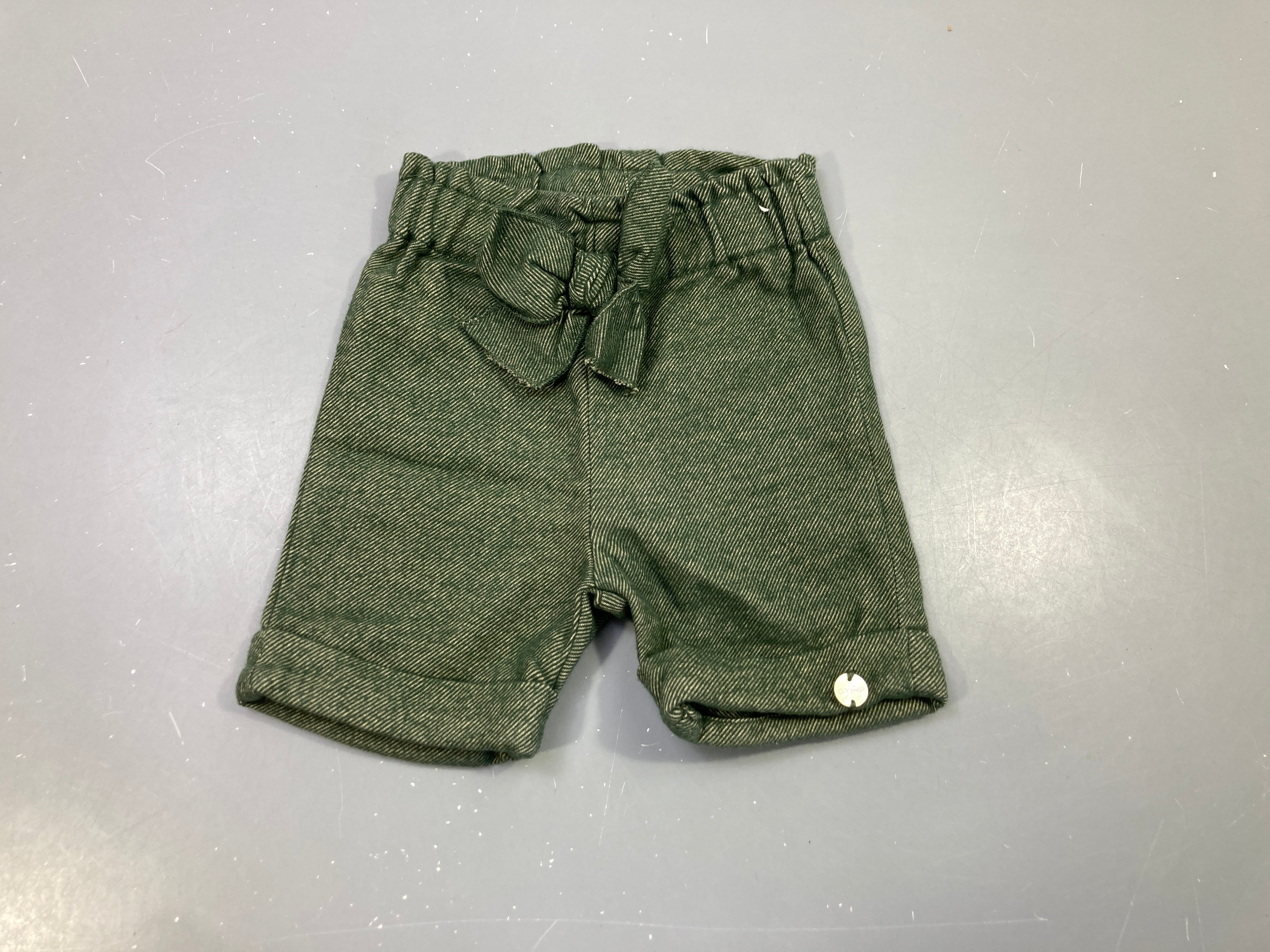 Short à revers vert olive à taille haute, petit noeud